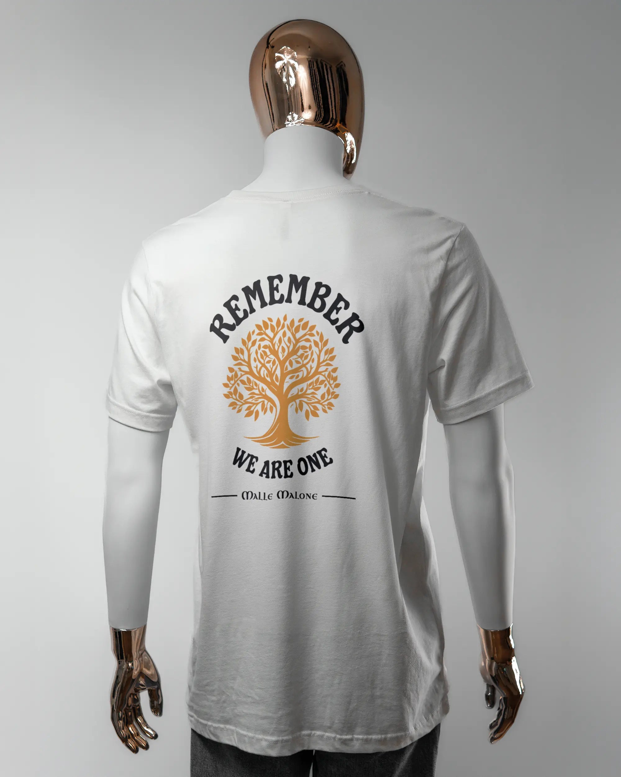 Rückseite des Basic Unisex T-Shirt Light von Maondo mit dem Design We are one in der Farbe White und in der Größe L getragen von einer maskulinen Puppe