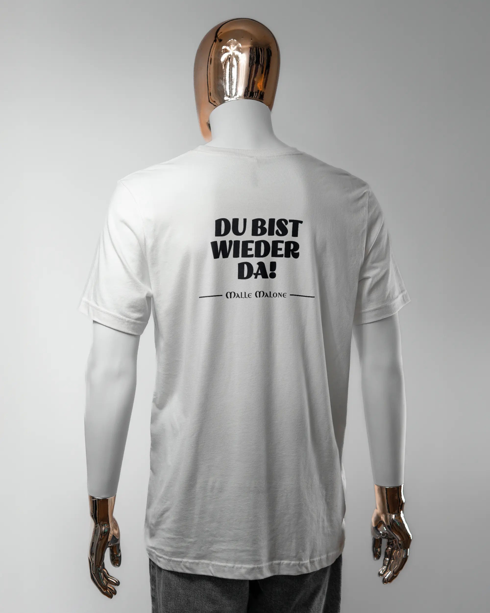 Rückseite des Basic Unisex T-Shirt Light von Maondo mit dem Design Wieder da in der Farbe White und in der Größe L getragen von einer maskulinen Puppe
