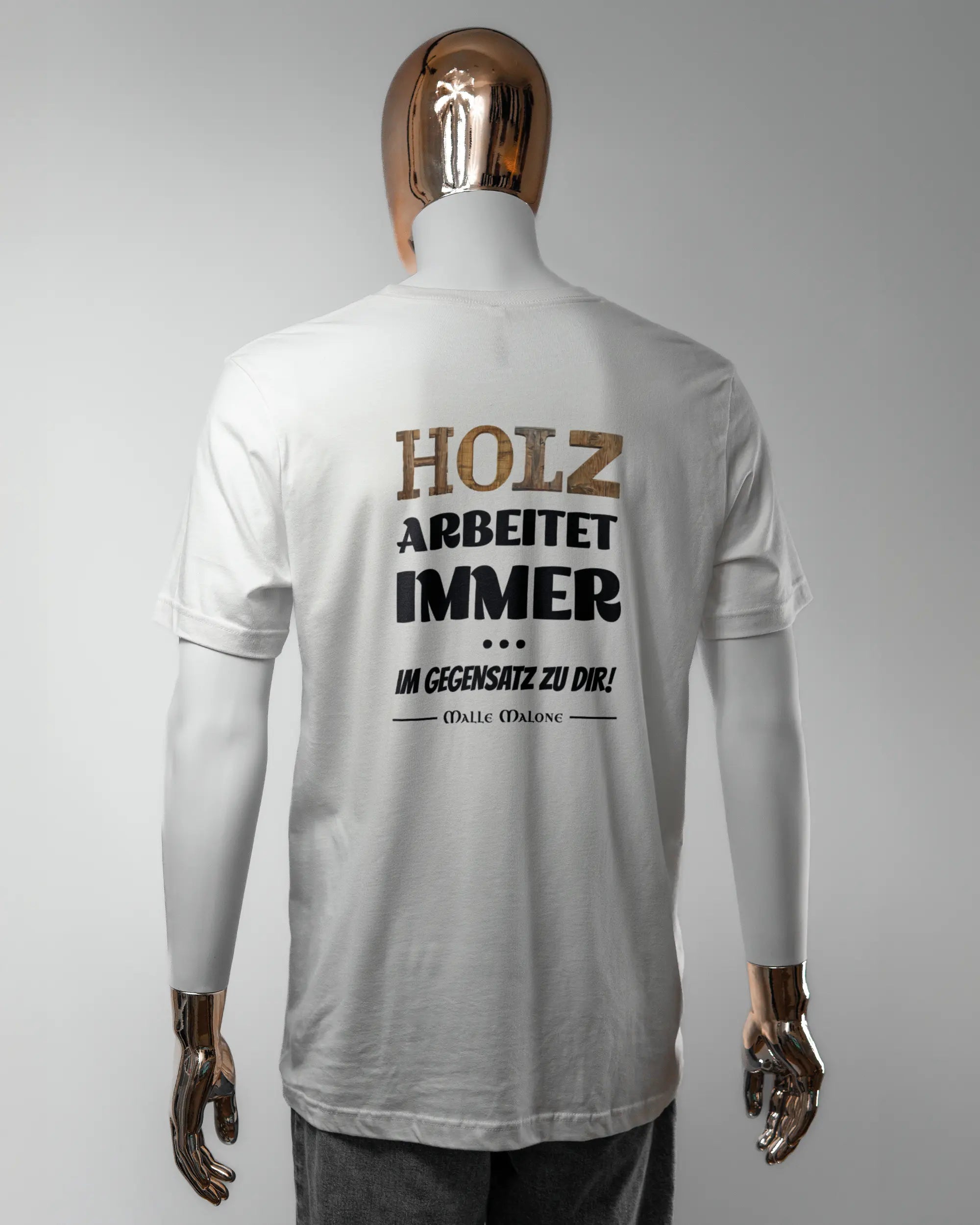 Rückseite des Basic Unisex T-Shirt Light von Maondo mit dem Design Holzarbeit in der Farbe White und in der Größe L getragen von einer maskulinen Puppe