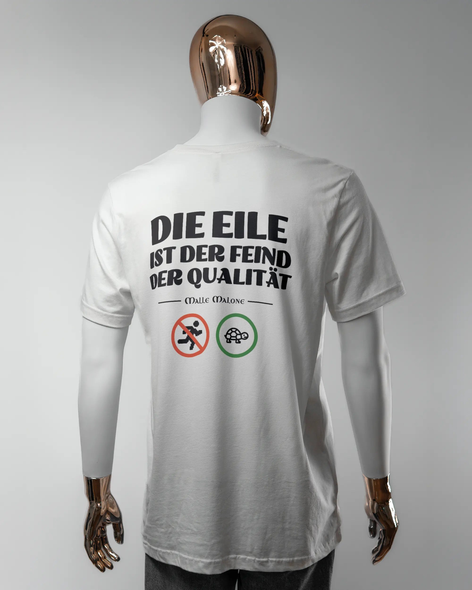 Rückseite des Basic Unisex T-Shirt Light von Maondo mit dem Design Keine Eile in der Farbe White und in der Größe L getragen von einer maskulinen Puppe