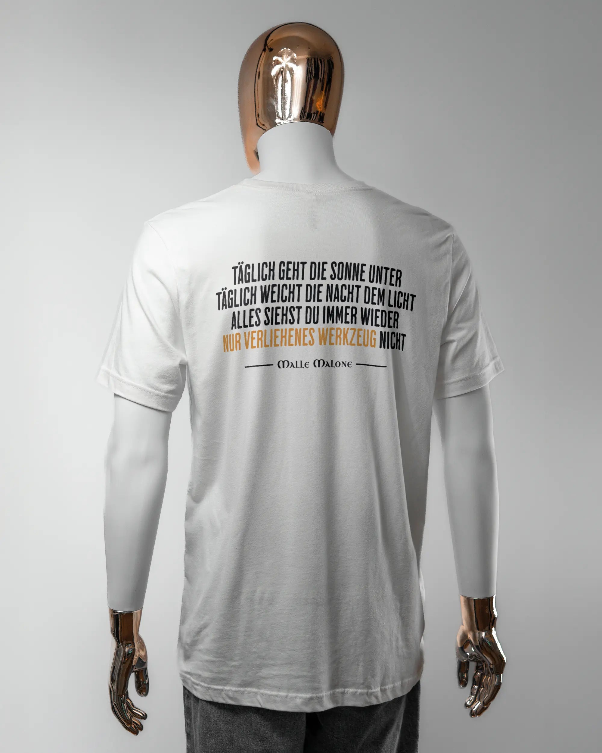 Rückseite des Basic Unisex T-Shirt Light von Maondo mit dem Design Wegzeug in der Farbe White und in der Größe L getragen von einer maskulinen Puppe