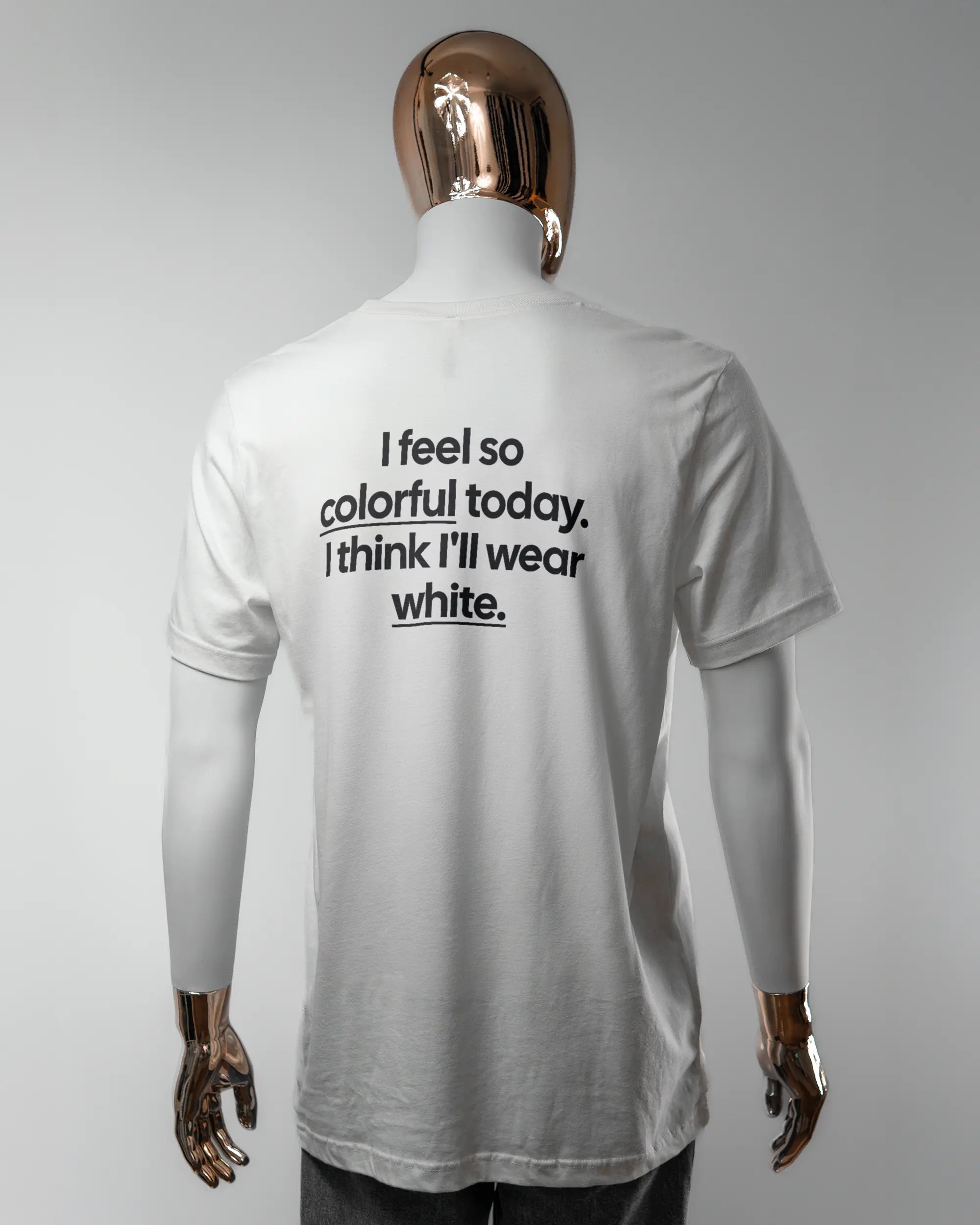 Rückseite des Basic Unisex T-Shirt Light von Maondo mit dem Design Colorful Day in der Farbe White und in der Größe L getragen von einer maskulinen Puppe