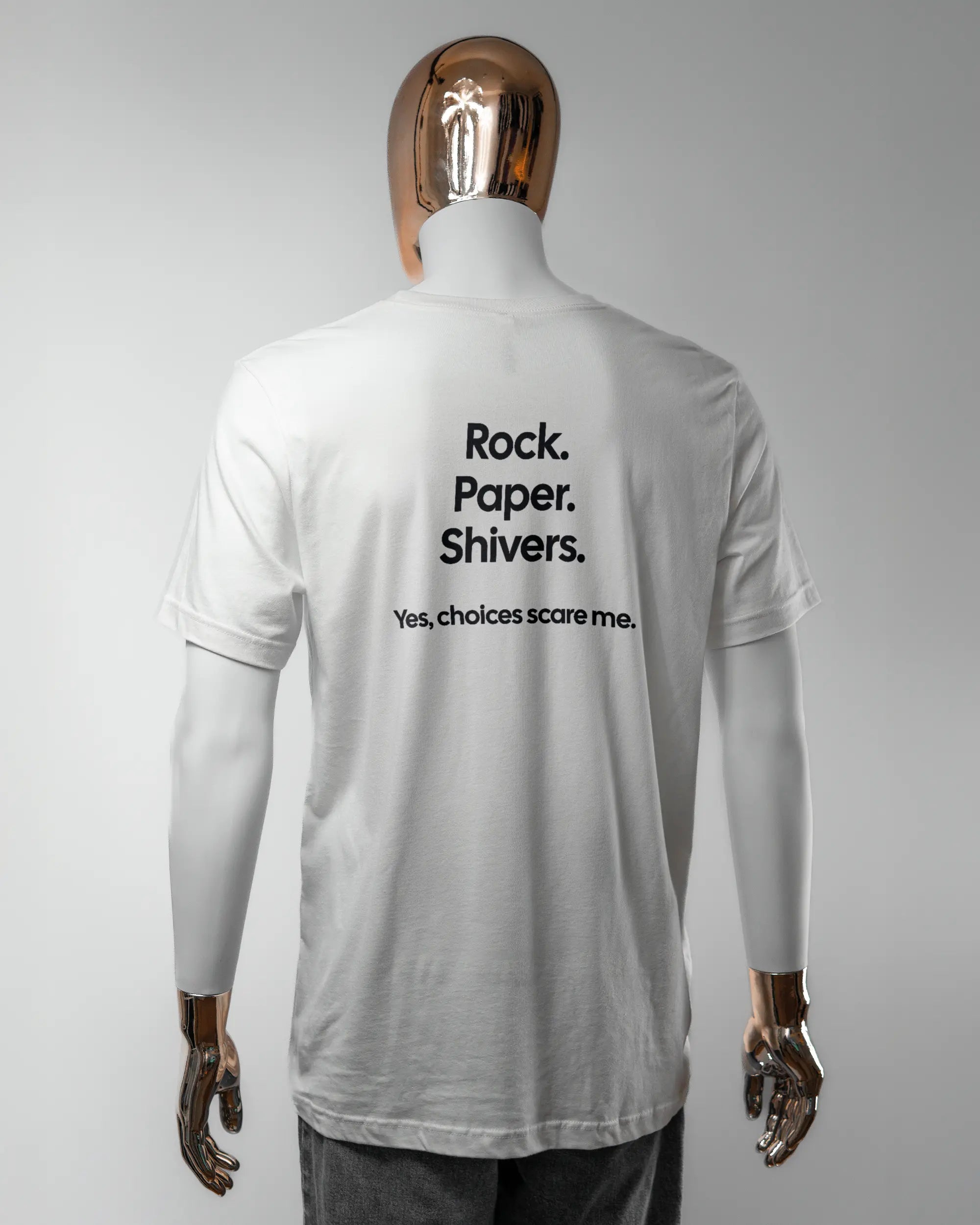 Rückseite des Basic Unisex T-Shirt Light von Maondo mit dem Design Rock Paper Shivers in der Farbe White und in der Größe L getragen von einer maskulinen Puppe