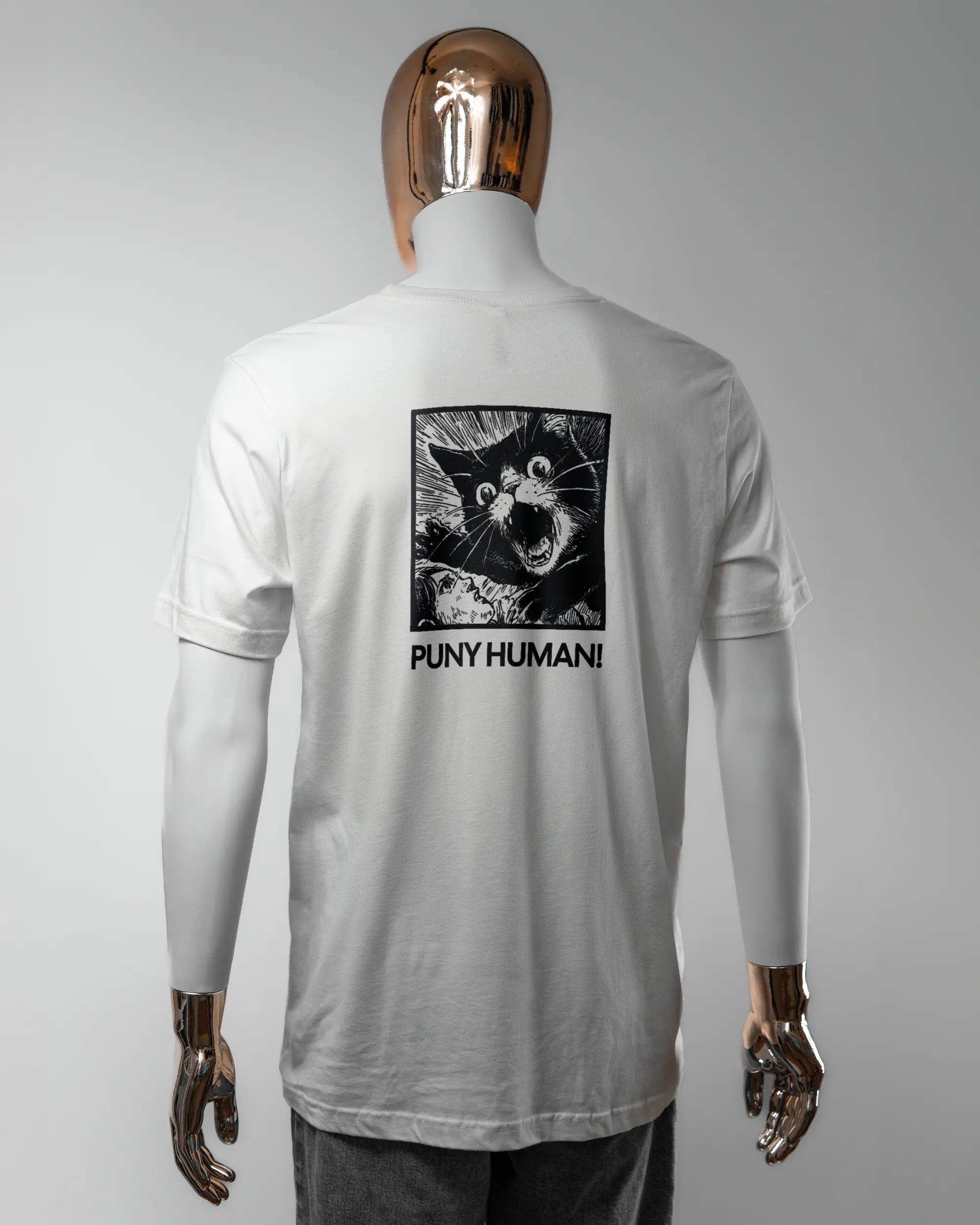 Rückseite des Basic Unisex T-Shirt Light von Maondo mit dem Design Puny Human in der Farbe White und in der Größe L getragen von einer maskulinen Puppe