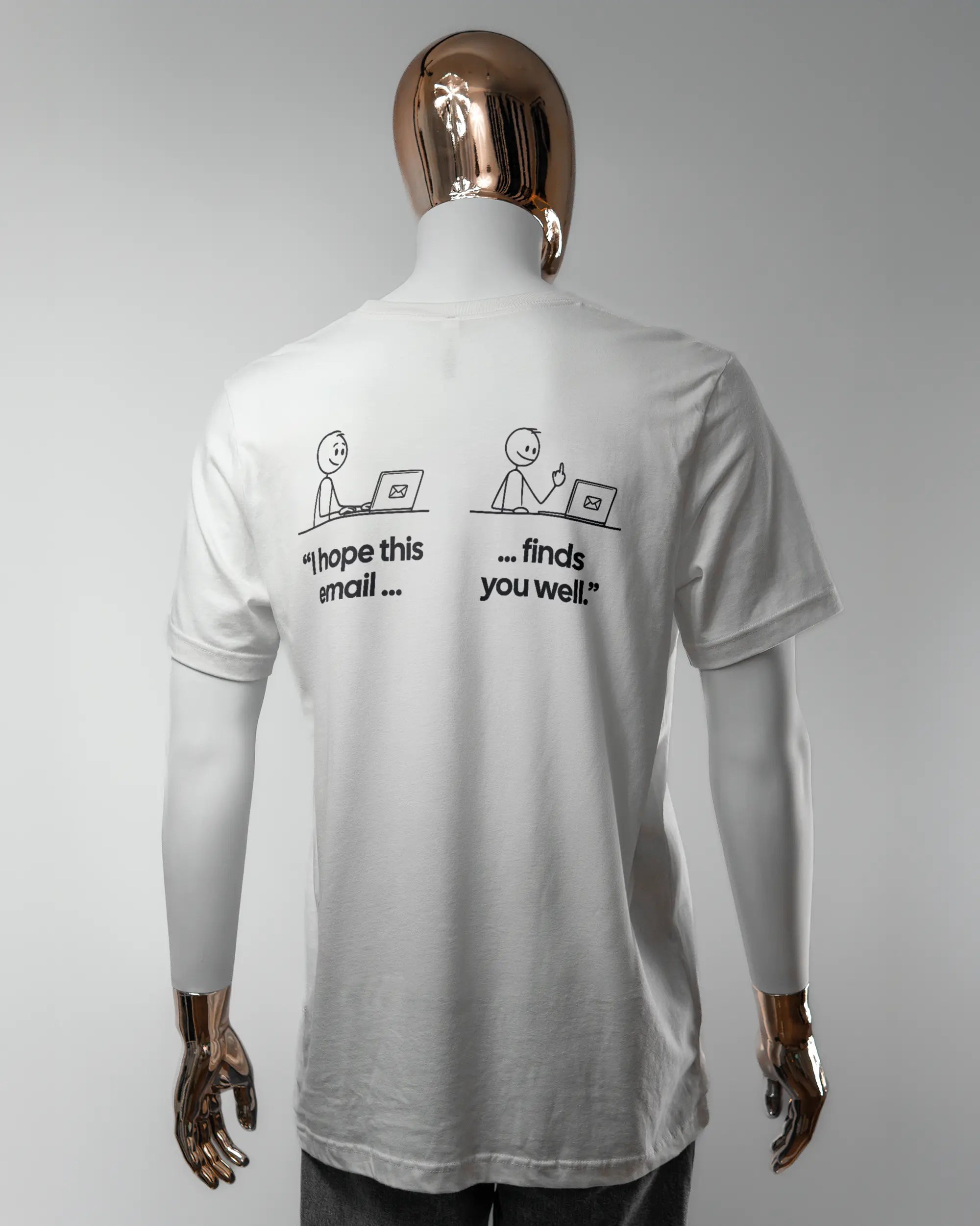 Rückseite des Basic Unisex T-Shirt Light von Maondo mit dem Design Found me not well in der Farbe White und in der Größe L getragen von einer maskulinen Puppe