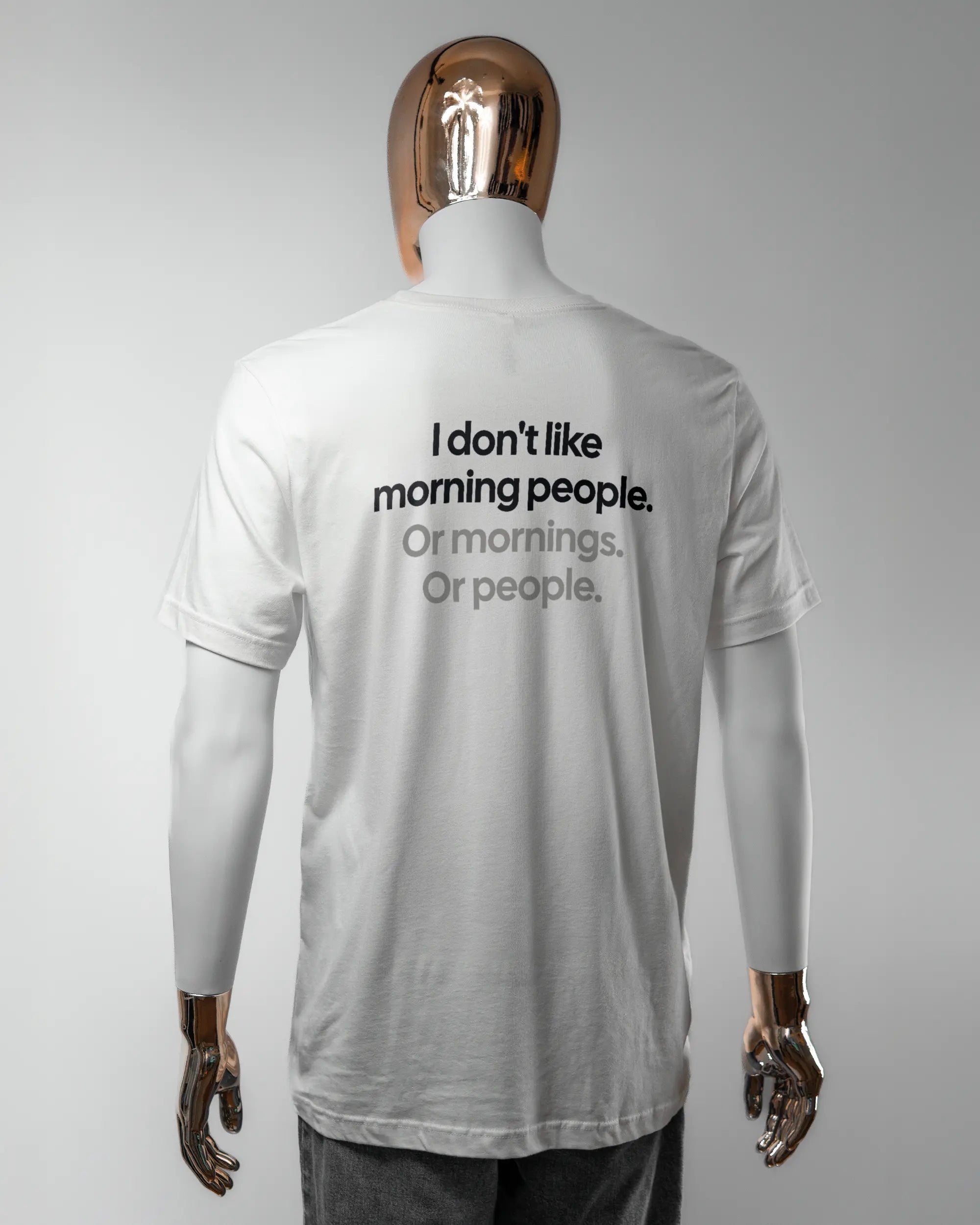 Rückseite des Basic Unisex T-Shirt Light von Maondo mit dem Design Morning Person in der Farbe White und in der Größe L getragen von einer maskulinen Puppe