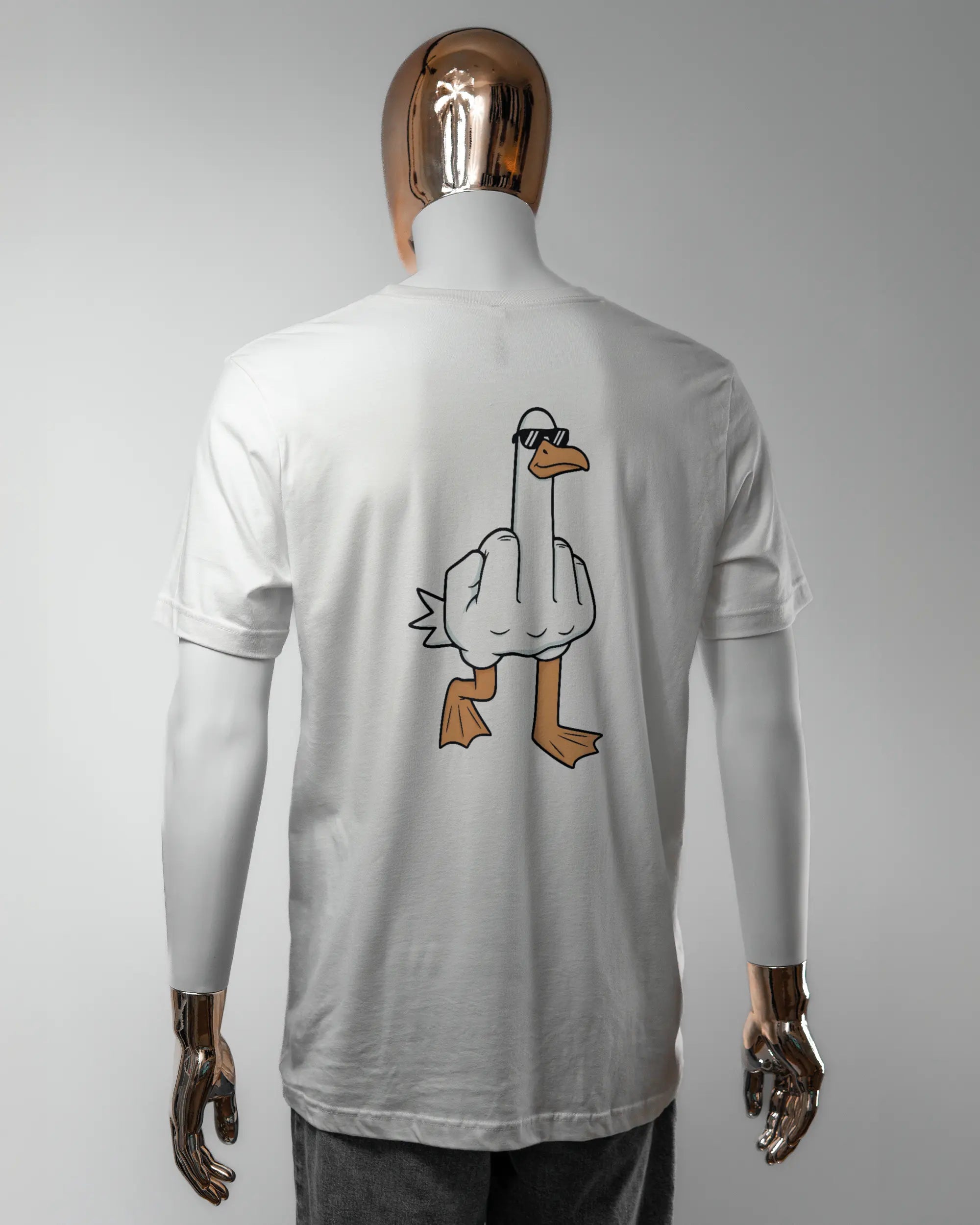 Rückseite des Basic Unisex T-Shirt Light von Maondo mit dem Design I give a duck in der Farbe White und in der Größe L getragen von einer maskulinen Puppe