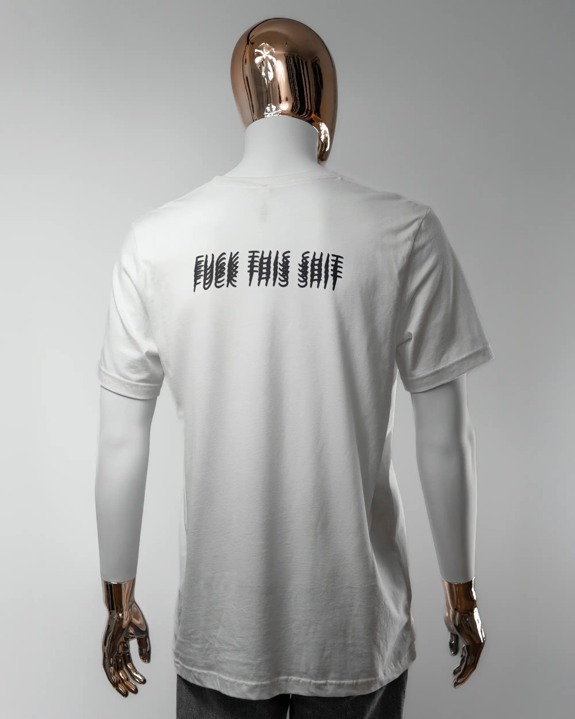 Rückseite des Basic Unisex T-Shirt Light von Maondo mit dem Design Hidden Message in der Farbe White und in der Größe L getragen von einer maskulinen Puppe