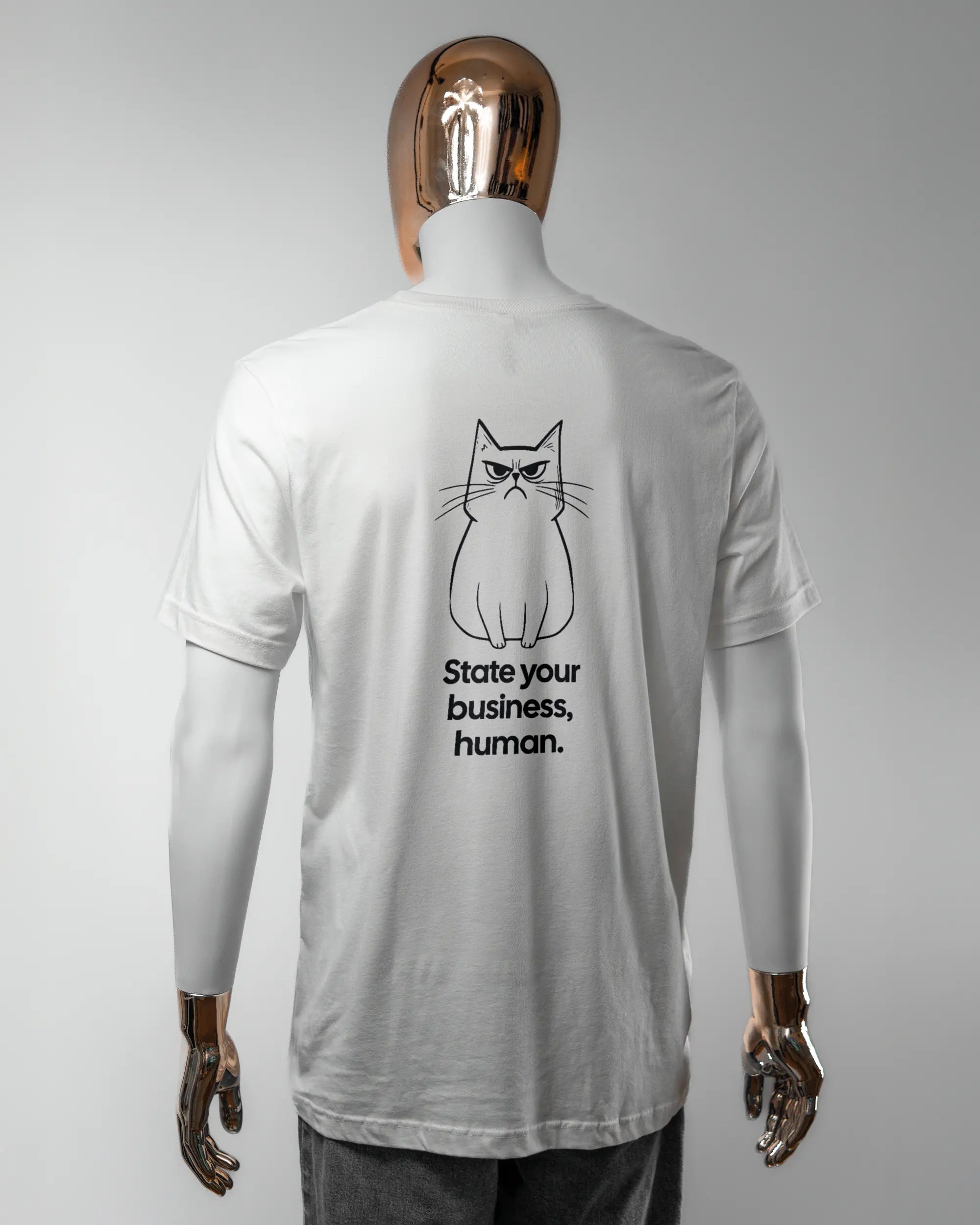 Rückseite des Basic Unisex T-Shirt Light von Maondo mit dem Design Grumpy Purr in der Farbe White und in der Größe L getragen von einer maskulinen Puppe