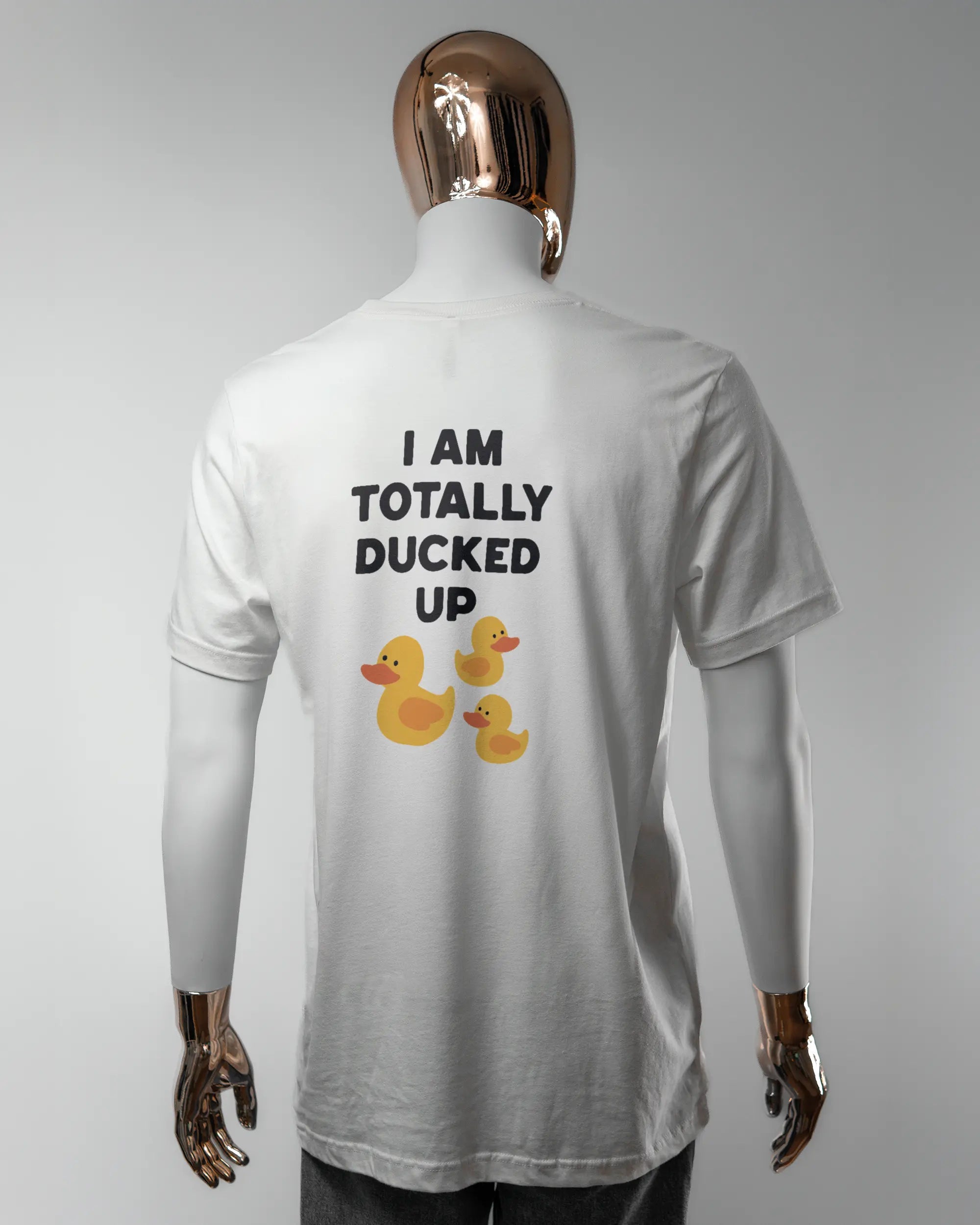 Rückseite des Basic Unisex T-Shirt Light von Maondo mit dem Design Ducked Up in der Farbe White und in der Größe L getragen von einer maskulinen Puppe