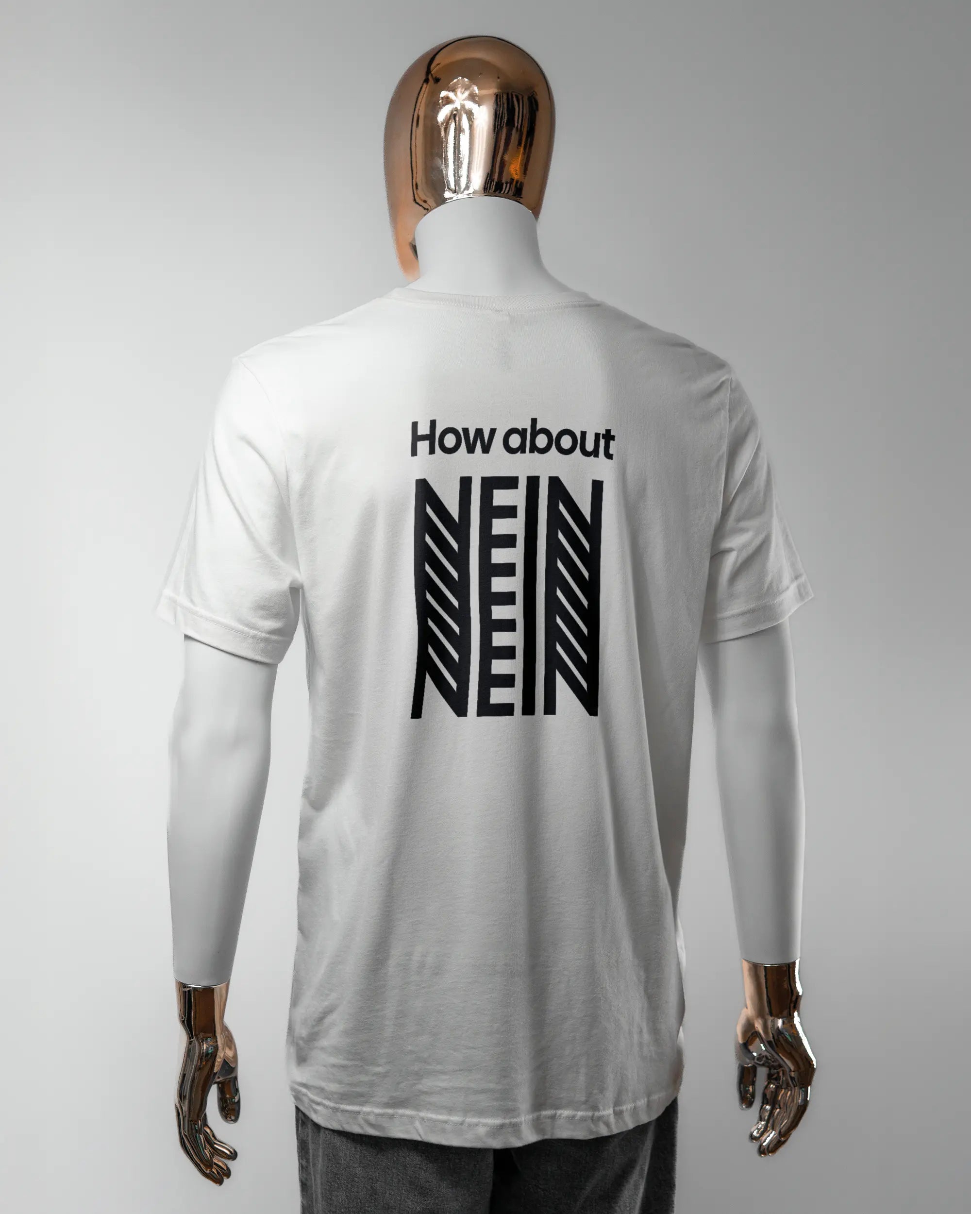 Rückseite des Basic Unisex T-Shirt Light von Maondo mit dem Design How about nein in der Farbe White und in der Größe L getragen von einer maskulinen Puppe