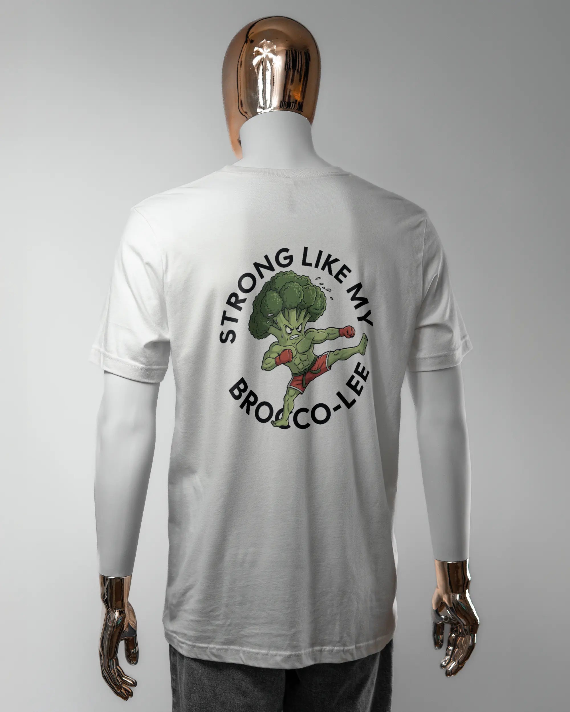 Rückseite des Basic Unisex T-Shirt Light von Maondo mit dem Design Brocco-Lee in der Farbe White und in der Größe L getragen von einer maskulinen Puppe