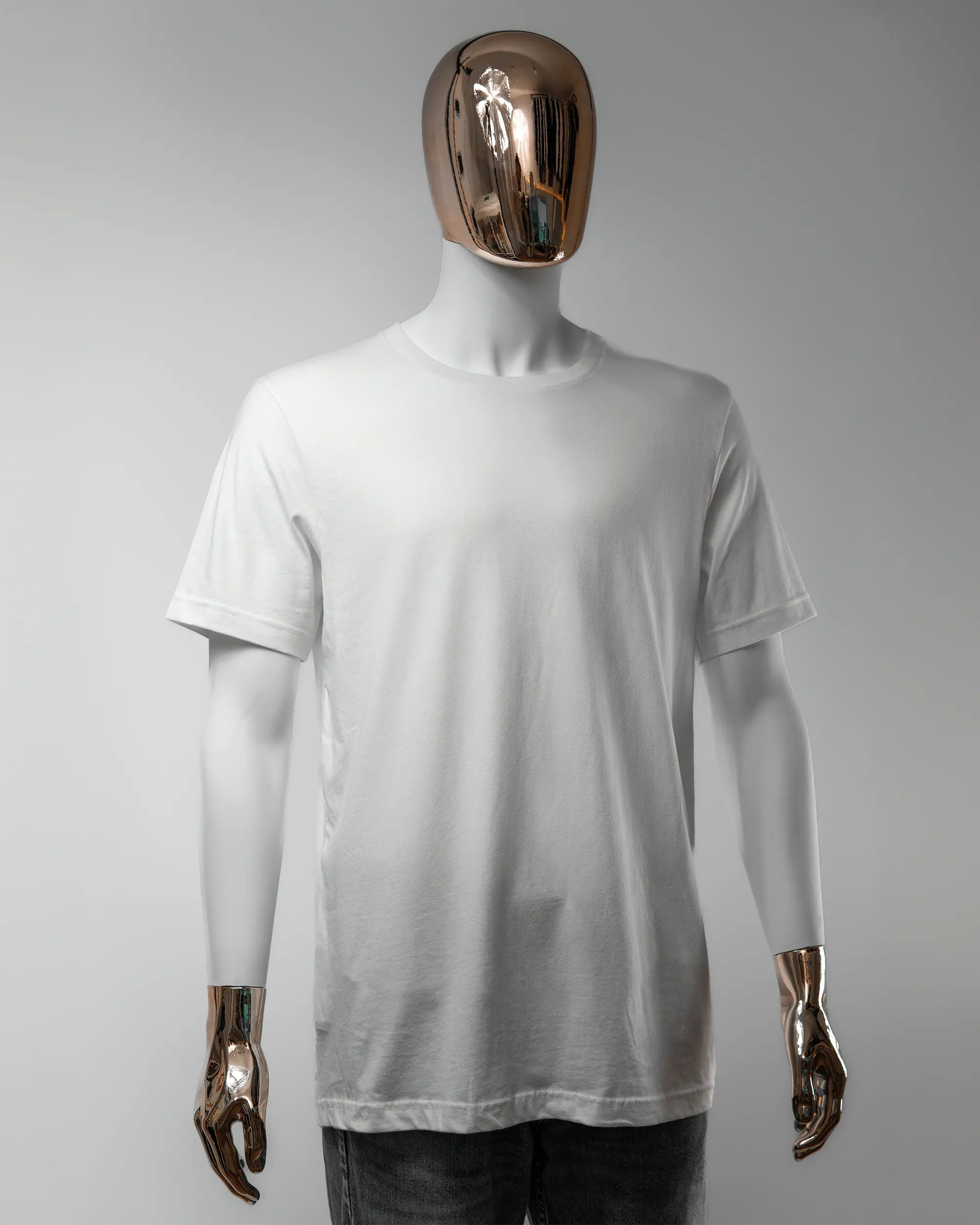 Vorderseite des Basic Unisex T-Shirt Light von Maondo ohne Motiv in der Farbe White und in der Größe L getragen von einer maskulinen Puppe