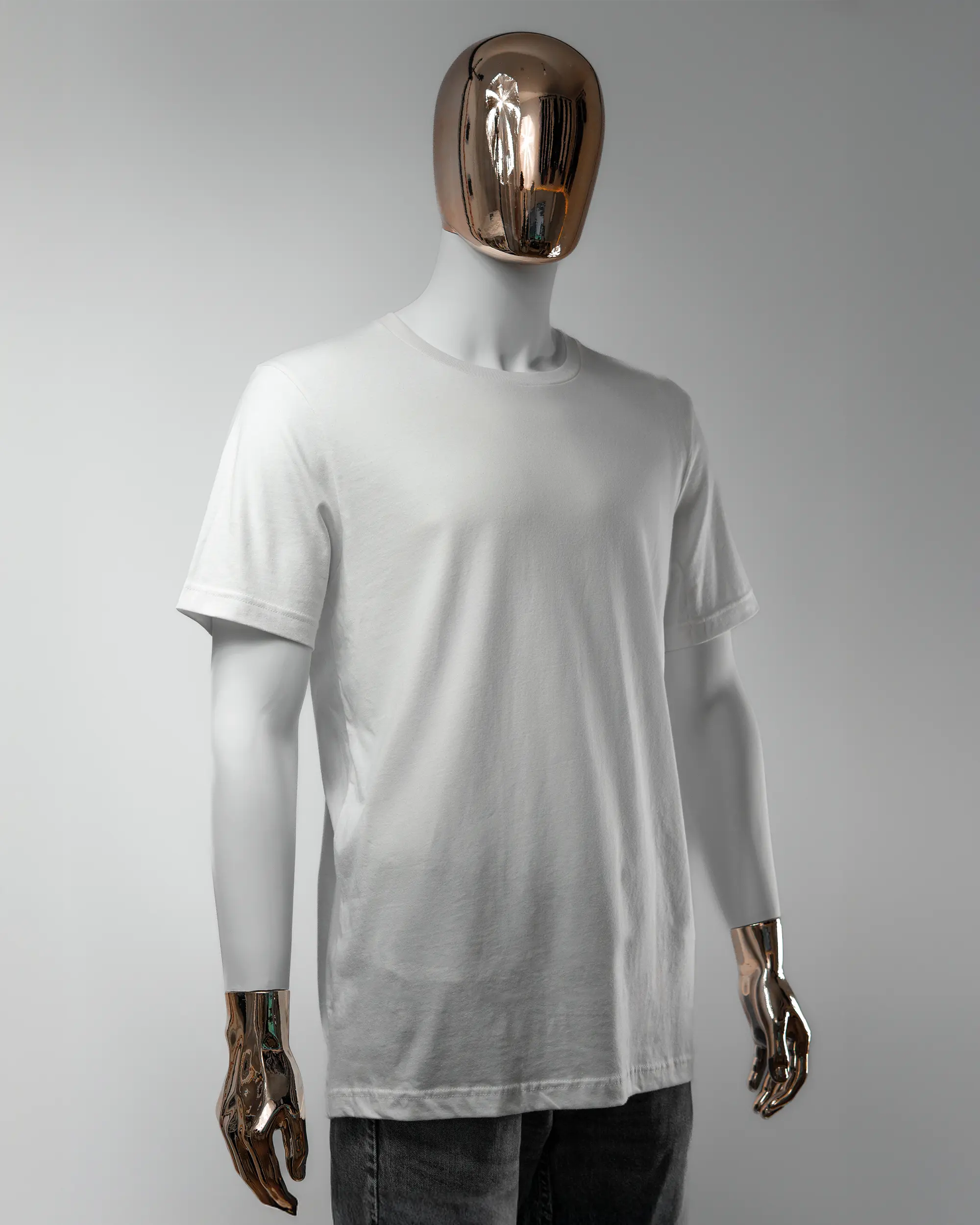 Vorderseite des Basic Unisex T-Shirt Light von Maondo ohne Motiv in der Farbe White und in der Größe L getragen von einer maskulinen Puppe
