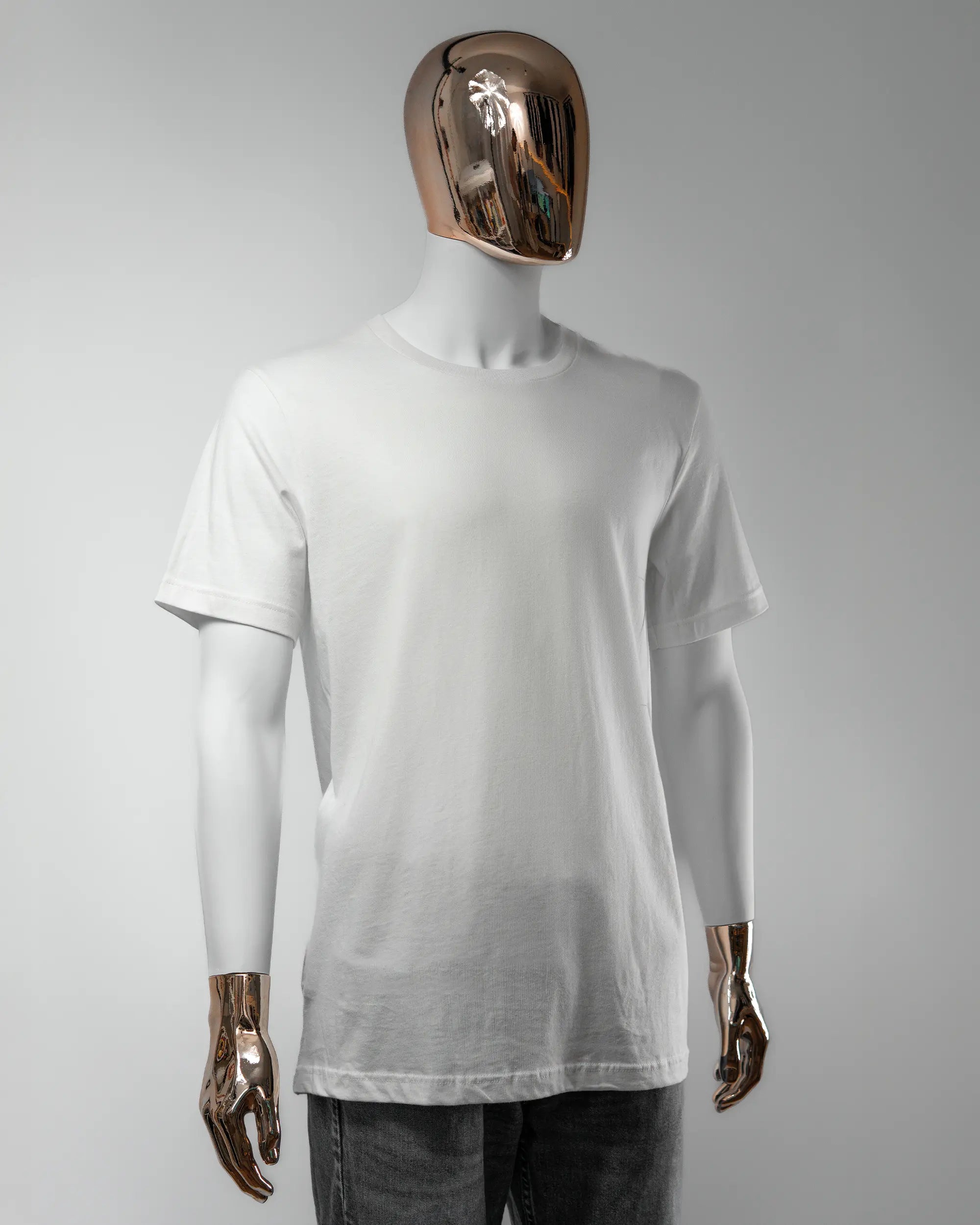 Vorderseite des Basic Unisex T-Shirt Light von Maondo ohne Motiv in der Farbe White und in der Größe L getragen von einer maskulinen Puppe