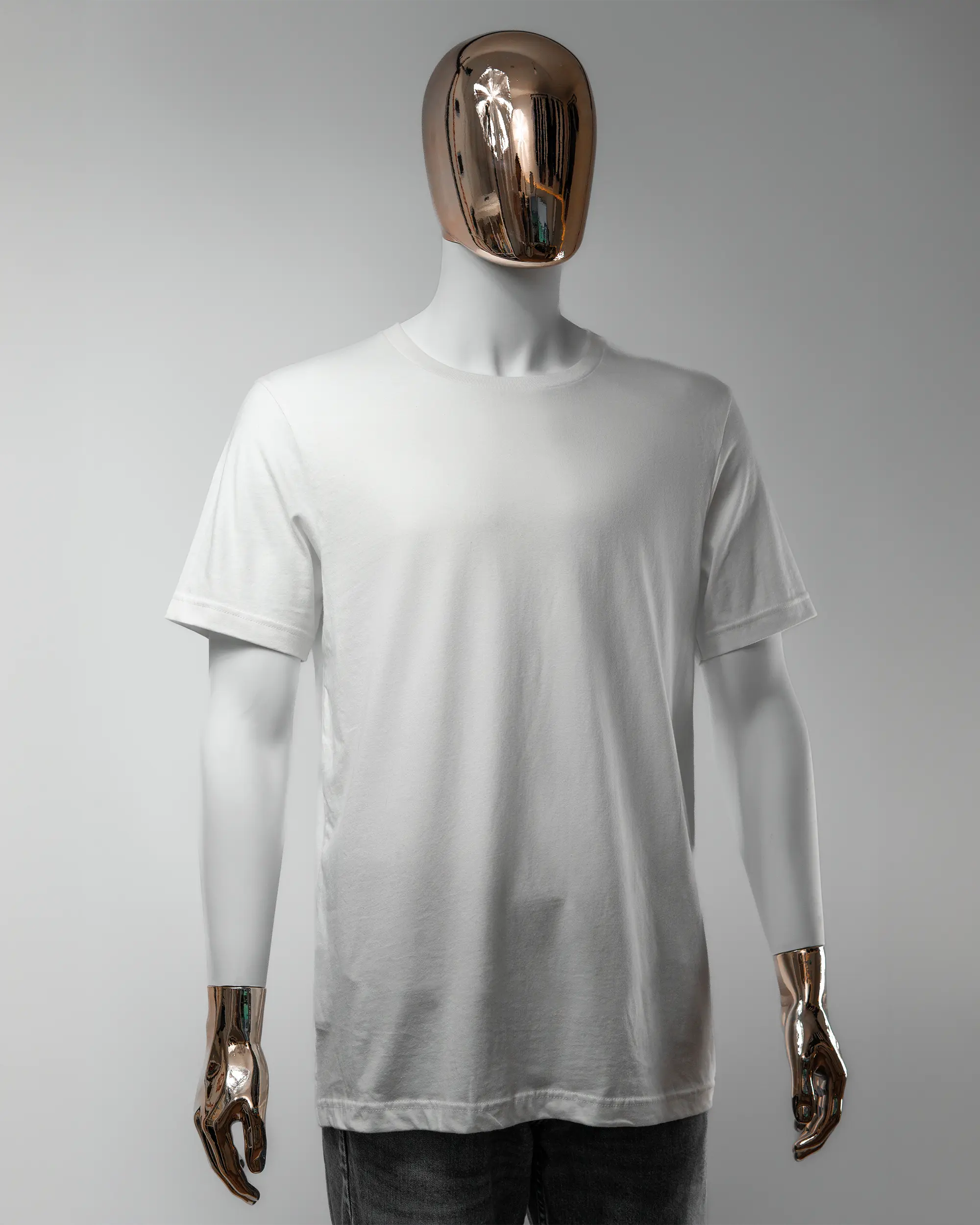 Vorderseite des Basic Unisex T-Shirt Light von Maondo ohne Motiv in der Farbe White und in der Größe L getragen von einer maskulinen Puppe