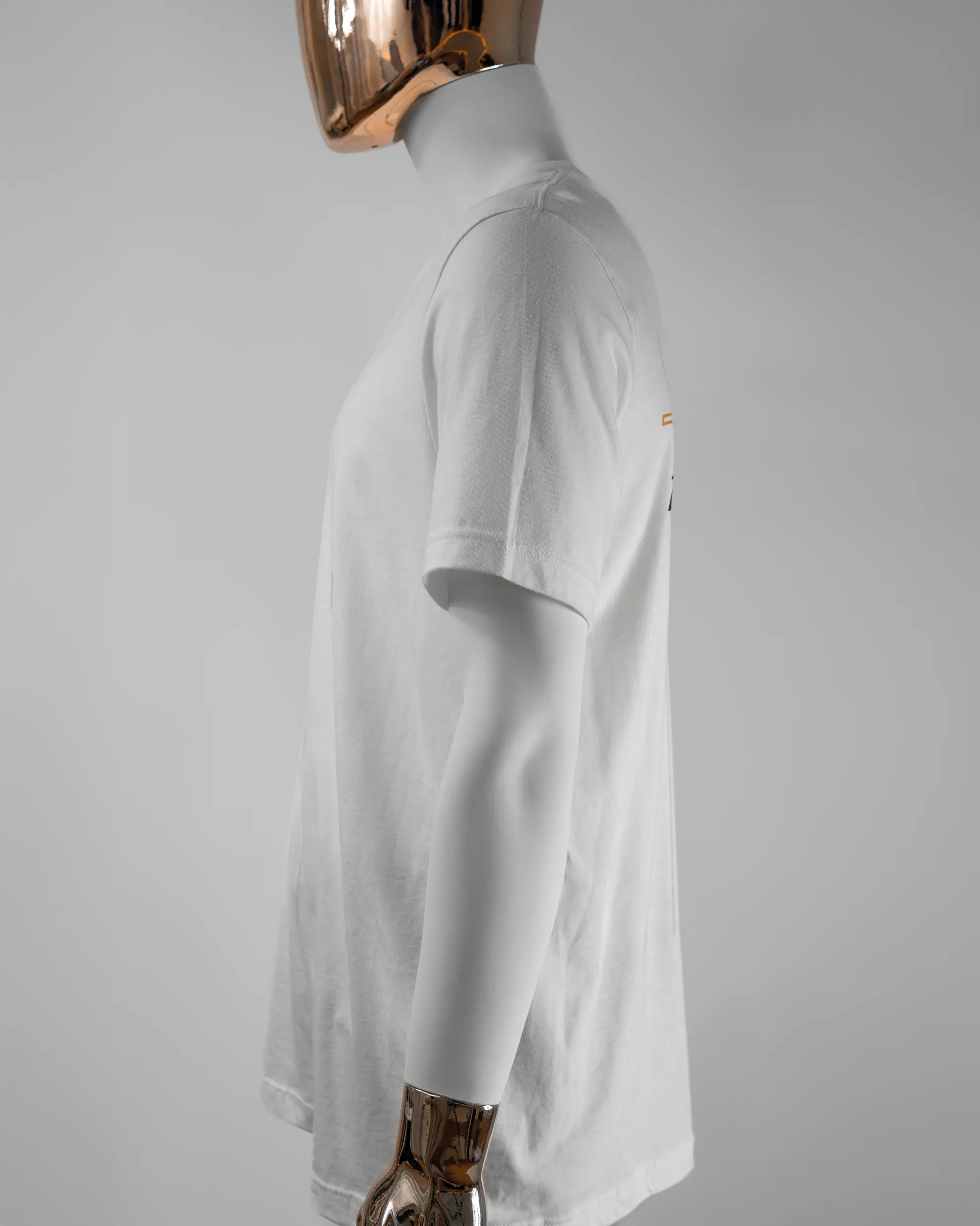Seitenansicht des Basic Unisex T-Shirt Light von Maondo mit dem Design Tracht mit dir hinten in der Farbe White und in der Größe L getragen von einer maskulinen Puppe