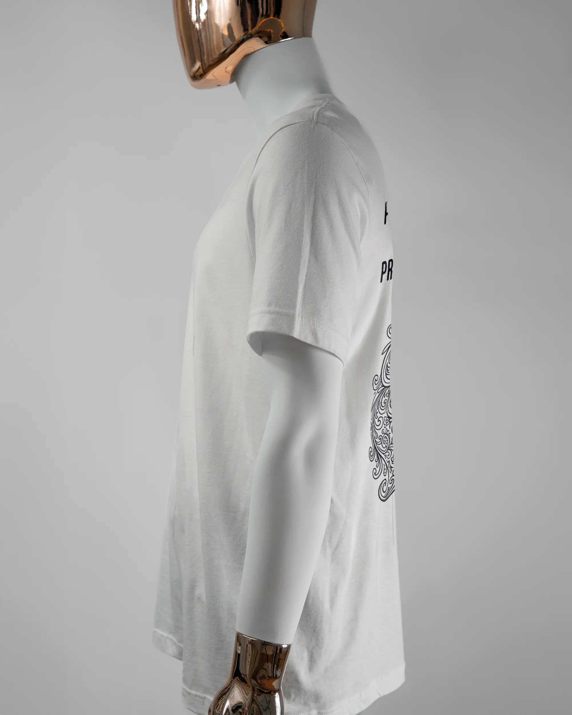 Seitenansicht des Basic Unisex T-Shirt Light von Maondo mit dem Design Trachtentanz hinten in der Farbe White und in der Größe L getragen von einer maskulinen Puppe