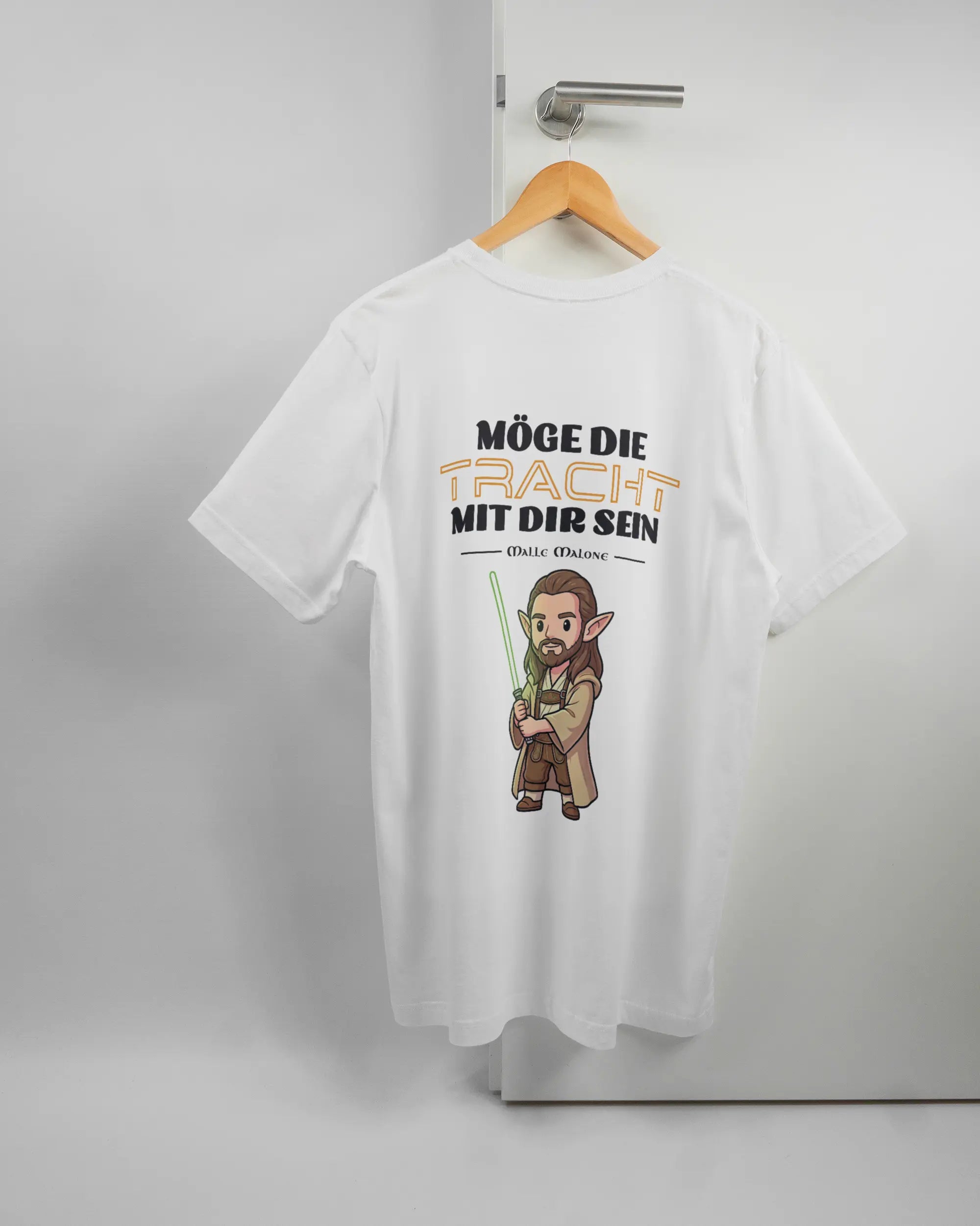 Rückseite des Basic Unisex T-Shirt Light von Maondo mit dem Design Tracht mit dir in der Farbe White und in der Größe L auf einem Bügel an der Türklinke aufgehängt