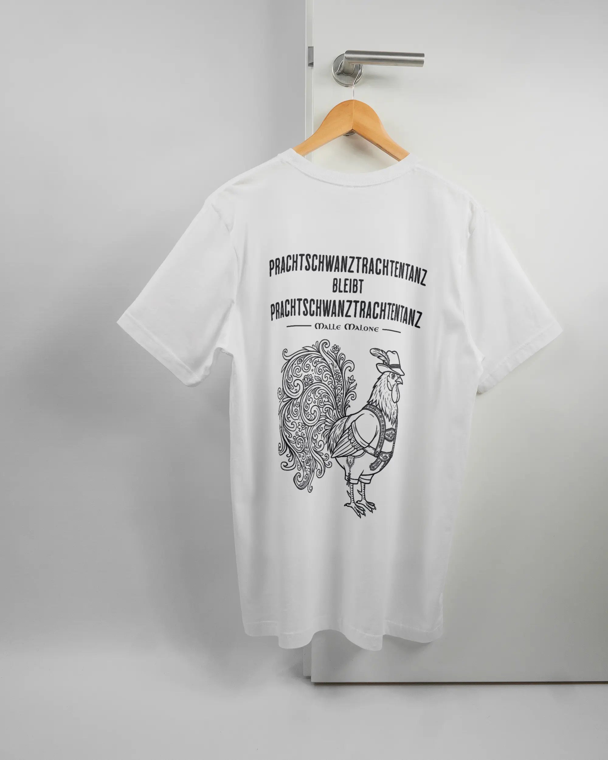 Rückseite des Basic Unisex T-Shirt Light von Maondo mit dem Design Trachtentanz in der Farbe White und in der Größe L auf einem Bügel an der Türklinke aufgehängt