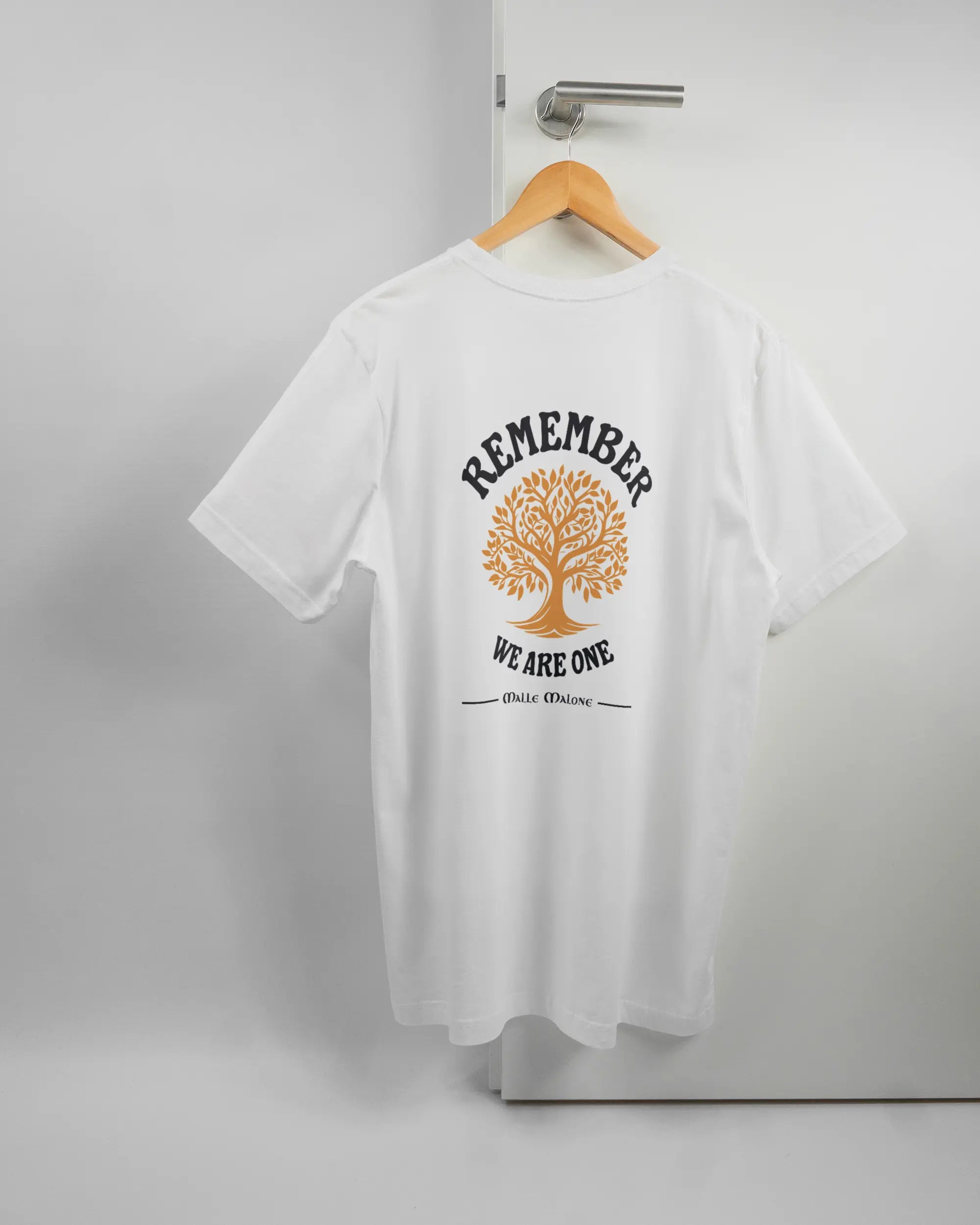 Rückseite des Basic Unisex T-Shirt Light von Maondo mit dem Design We are one in der Farbe White und in der Größe L auf einem Bügel an der Türklinke aufgehängt