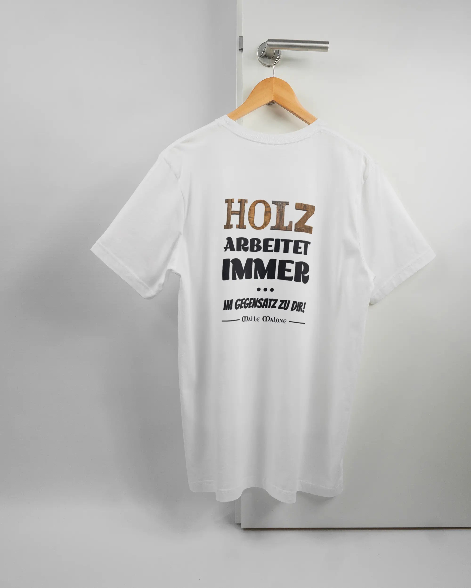 Rückseite des Basic Unisex T-Shirt Light von Maondo mit dem Design Holzarbeit in der Farbe White und in der Größe L auf einem Bügel an der Türklinke aufgehängt