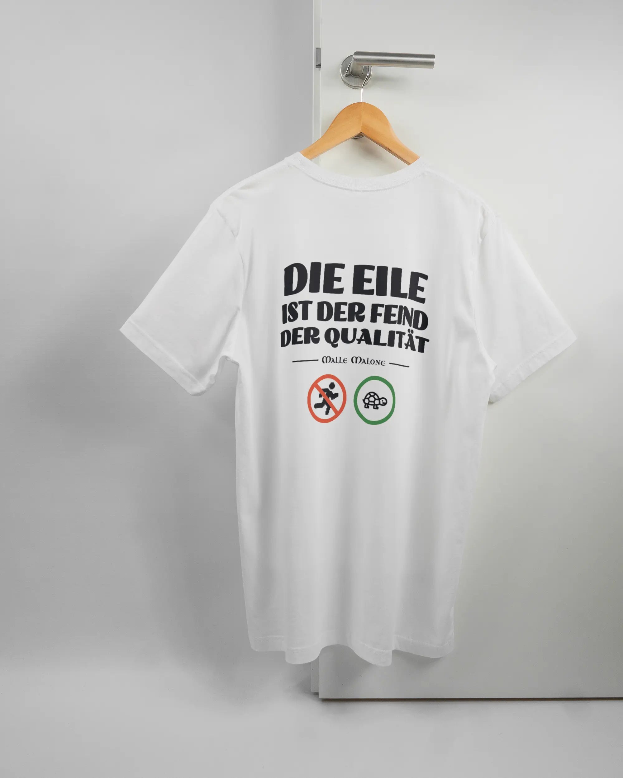 Rückseite des Basic Unisex T-Shirt Light von Maondo mit dem Design Keine Eile in der Farbe White und in der Größe L auf einem Bügel an der Türklinke aufgehängt