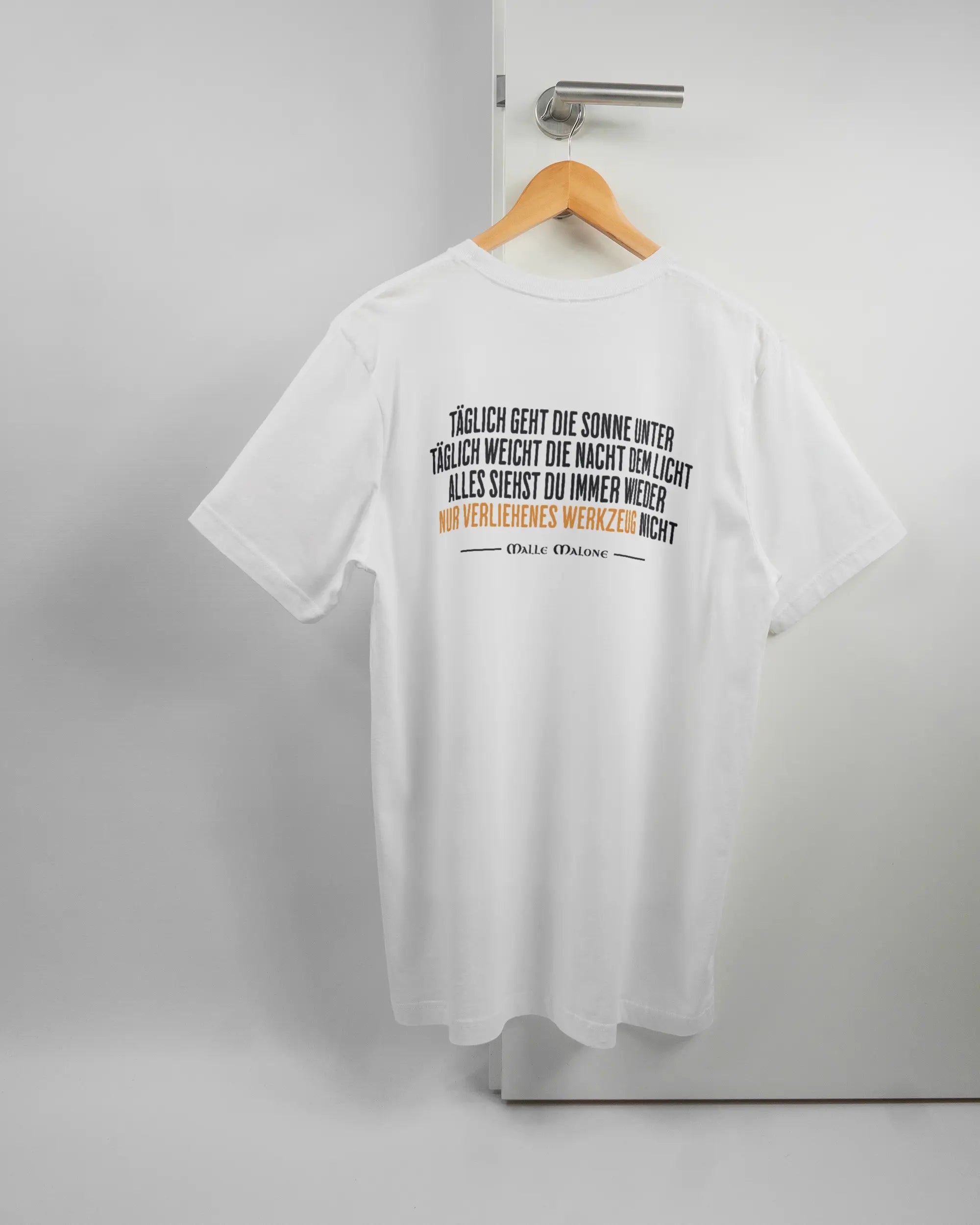 Rückseite des Basic Unisex T-Shirt Light von Maondo mit dem Design Wegzeug in der Farbe White und in der Größe L auf einem Bügel an der Türklinke aufgehängt