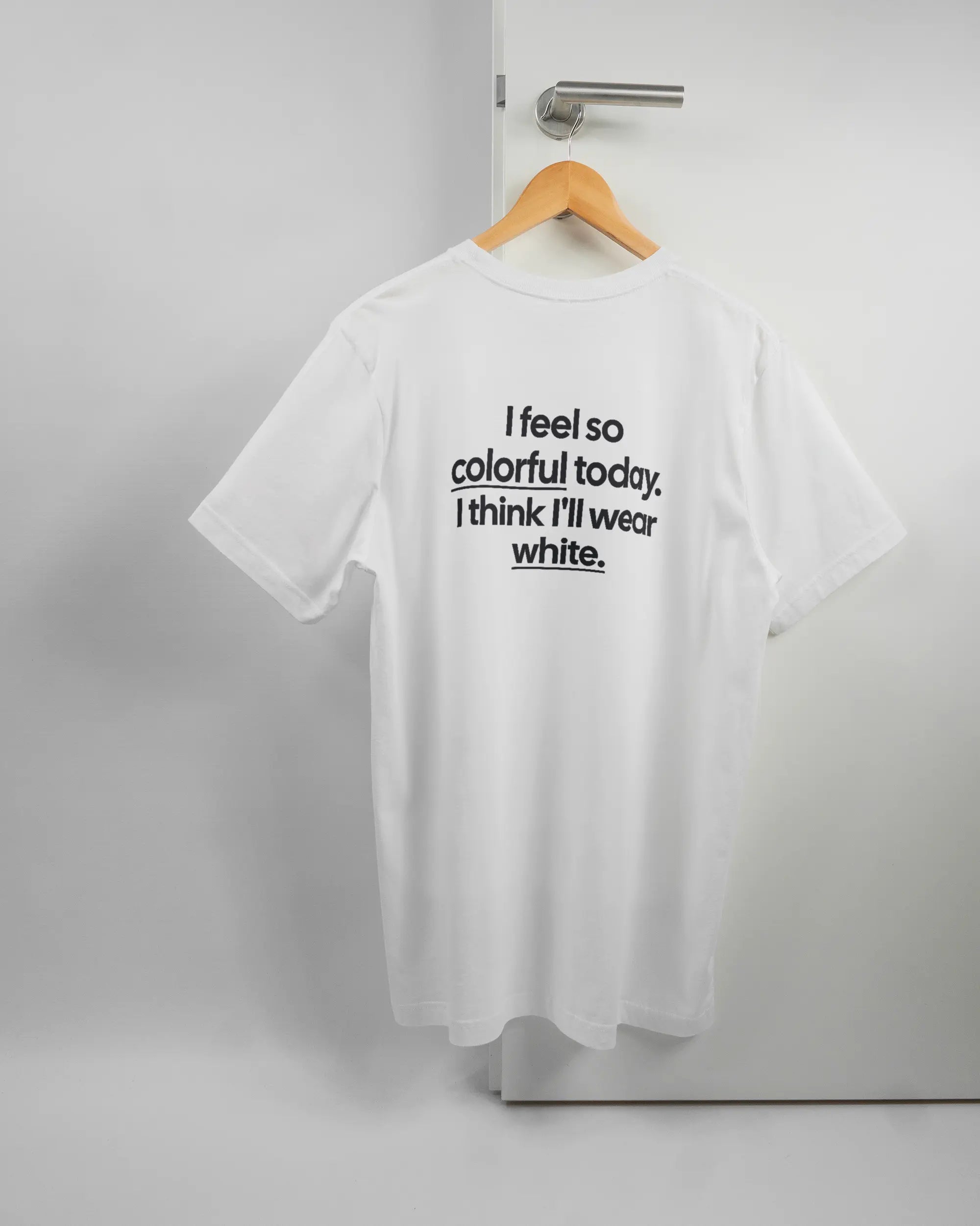 Rückseite des Basic Unisex T-Shirt Light von Maondo mit dem Design Colorful Day in der Farbe White und in der Größe L auf einem Bügel an der Türklinke aufgehängt