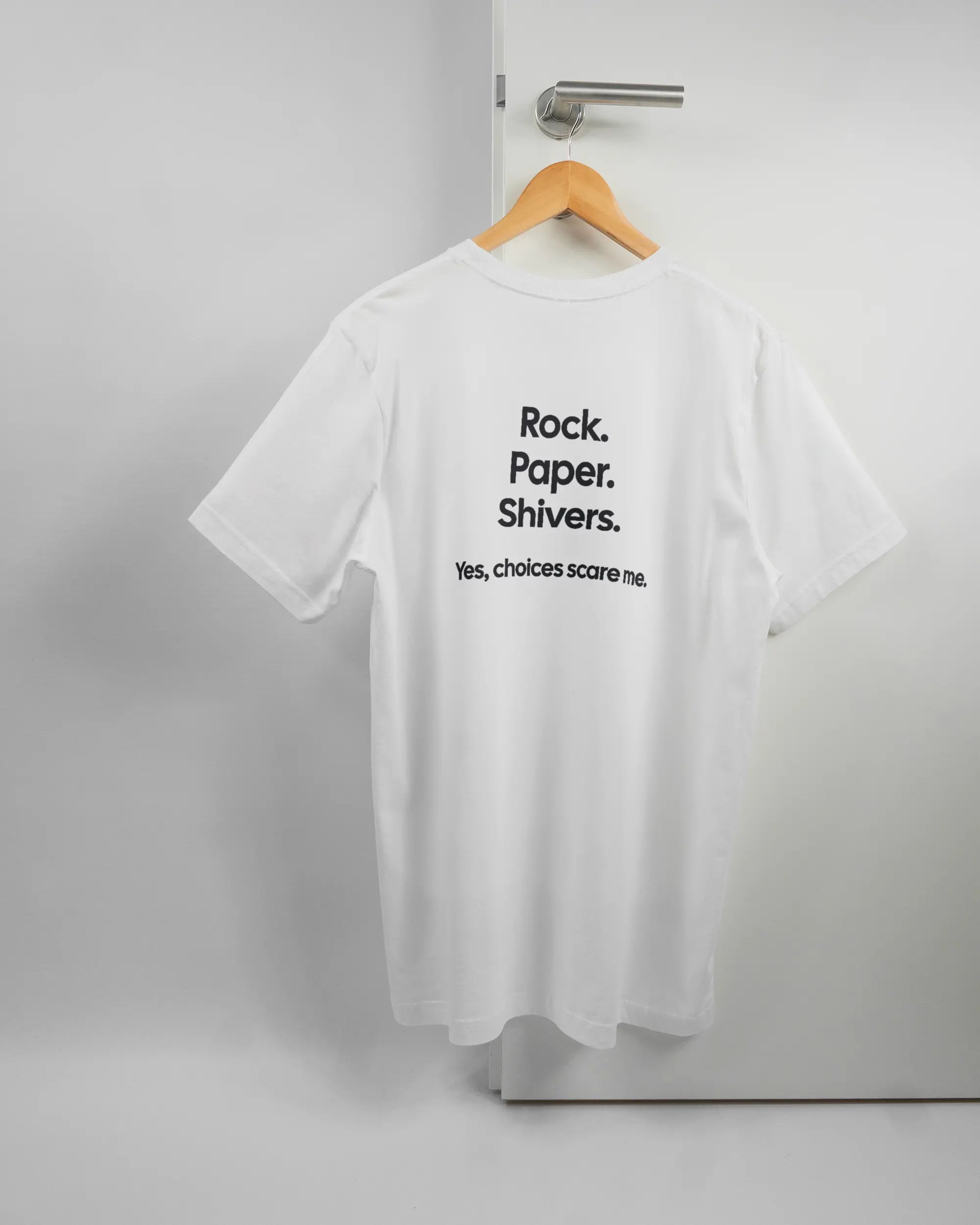 Rückseite des Basic Unisex T-Shirt Light von Maondo mit dem Design Rock Paper Shivers in der Farbe White und in der Größe L auf einem Bügel an der Türklinke aufgehängt