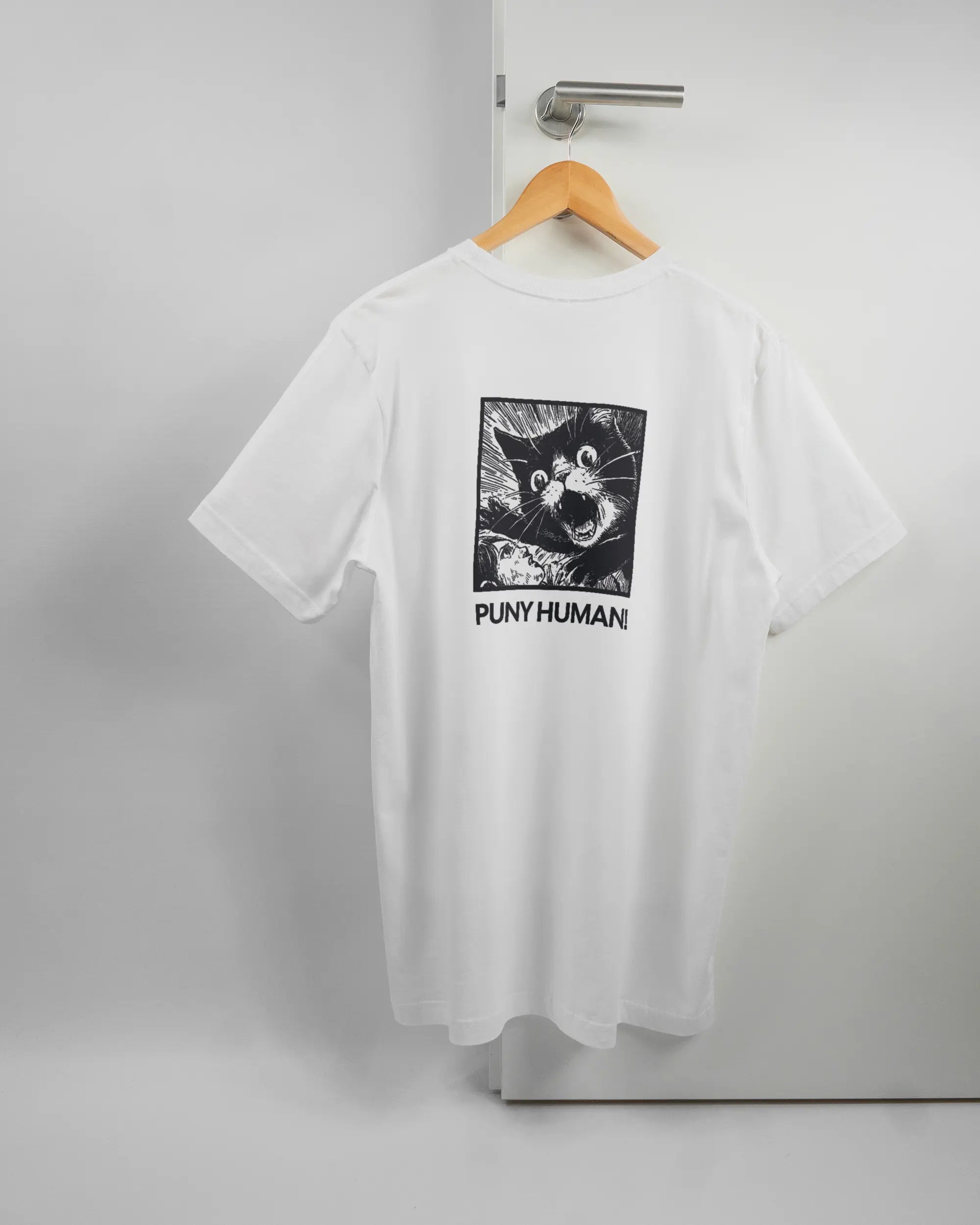 Rückseite des Basic Unisex T-Shirt Light von Maondo mit dem Design Puny Human in der Farbe White und in der Größe L auf einem Bügel an der Türklinke aufgehängt