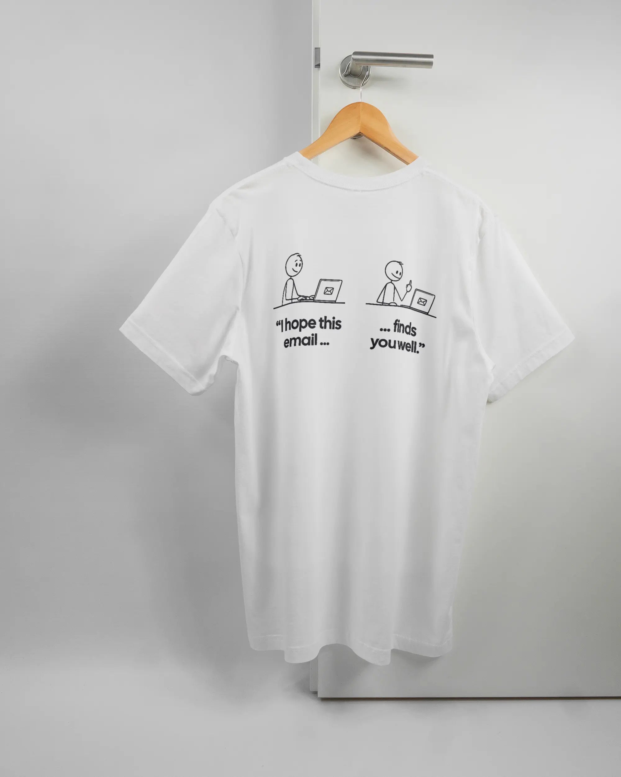 Rückseite des Basic Unisex T-Shirt Light von Maondo mit dem Design Found me not well in der Farbe White und in der Größe L auf einem Bügel an der Türklinke aufgehängt
