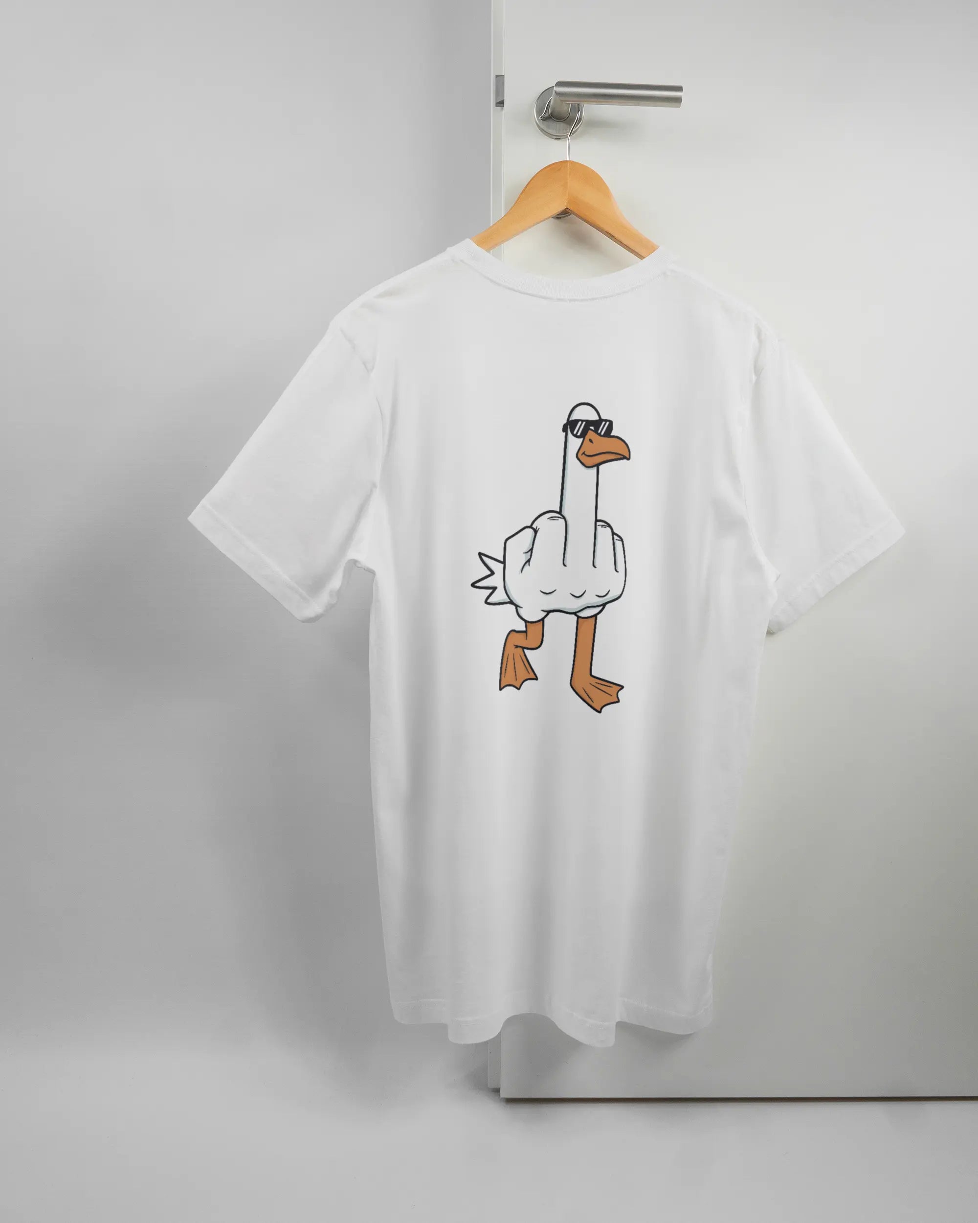 Rückseite des Basic Unisex T-Shirt Light von Maondo mit dem Design I give a duck in der Farbe White und in der Größe L auf einem Bügel an der Türklinke aufgehängt