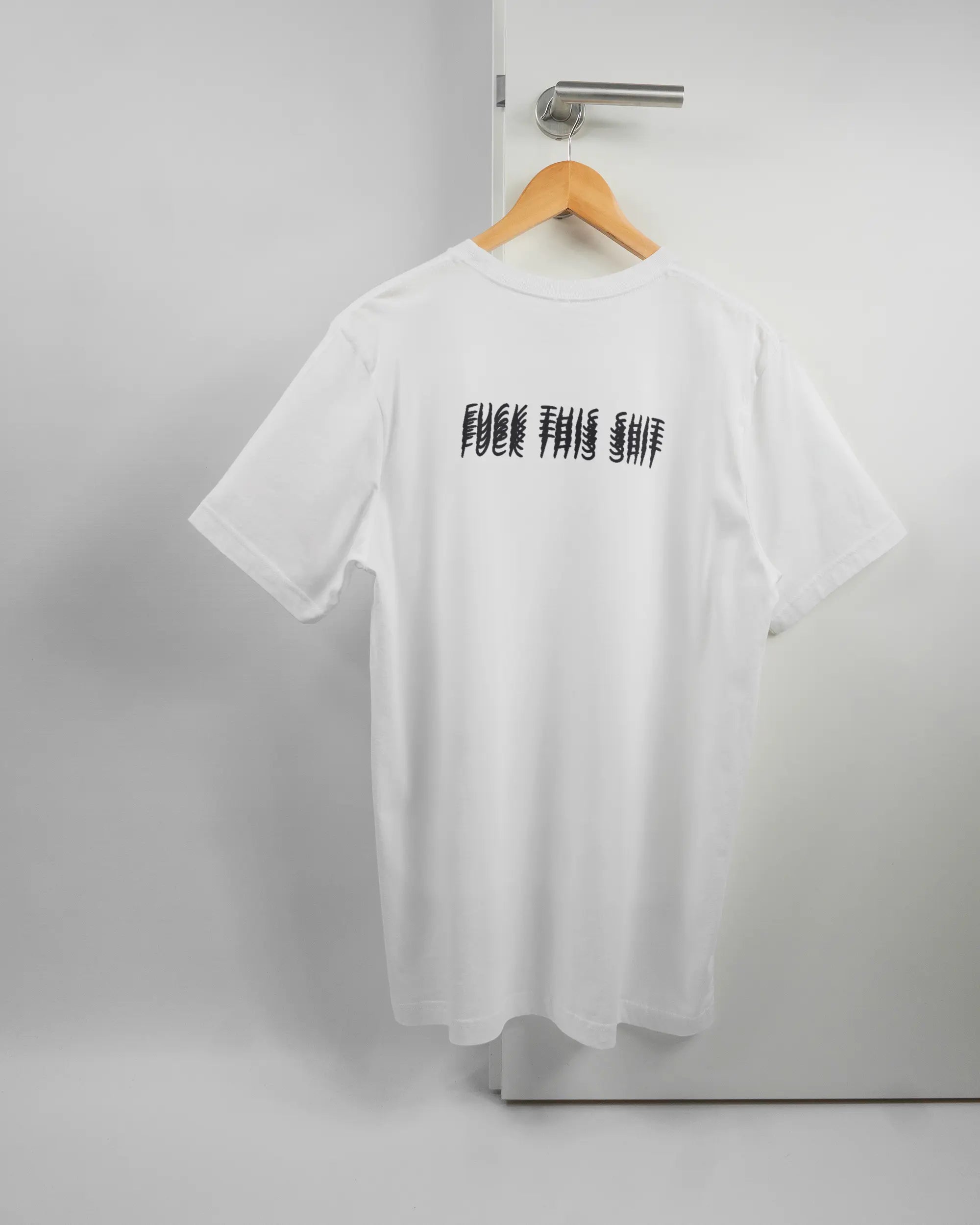 Rückseite des Basic Unisex T-Shirt Light von Maondo mit dem Design Hidden Message in der Farbe White und in der Größe L auf einem Bügel an der Türklinke aufgehängt