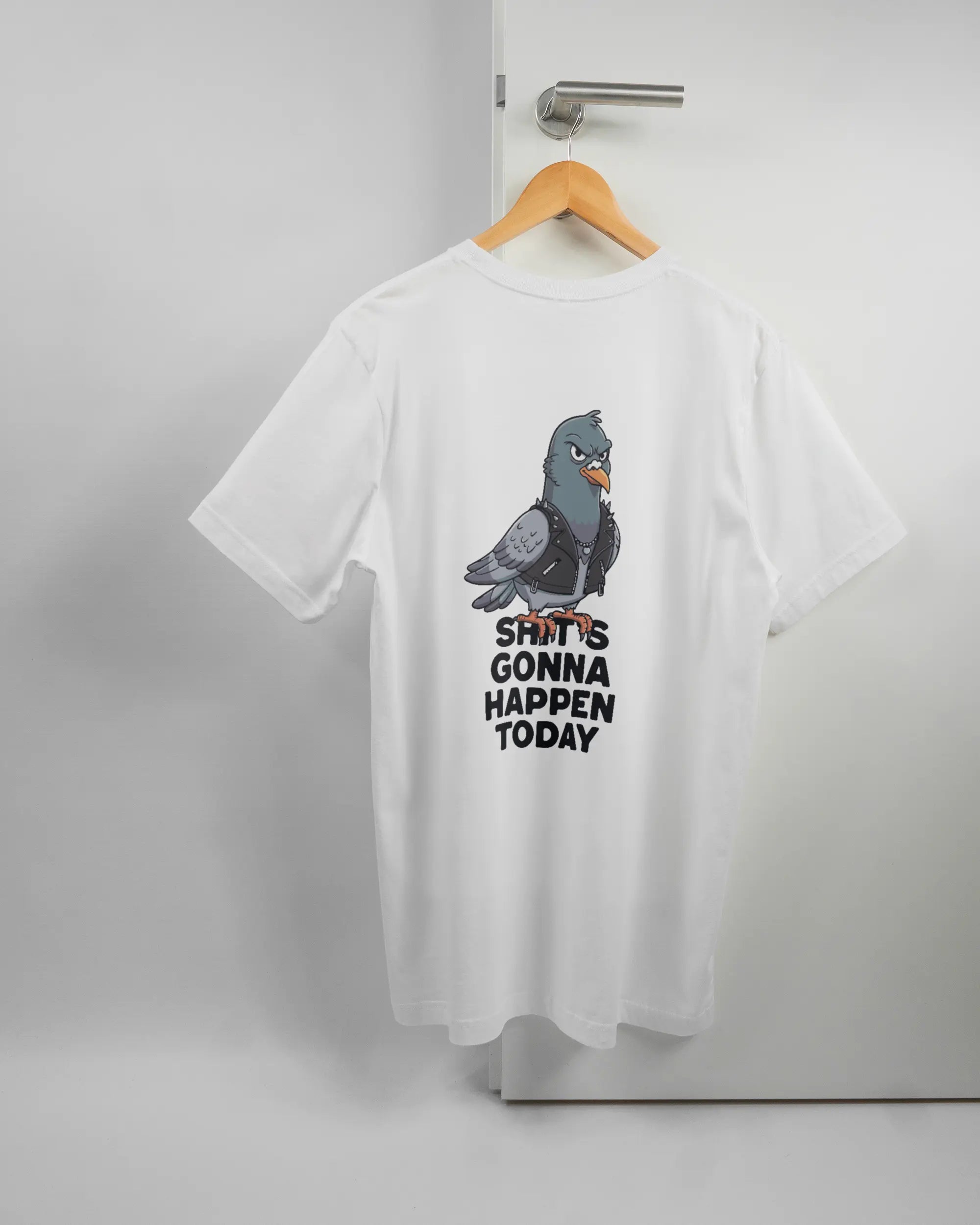 Rückseite des Basic Unisex T-Shirt Light von Maondo mit dem Design Pigeon Pun in der Farbe White und in der Größe L auf einem Bügel an der Türklinke aufgehängt