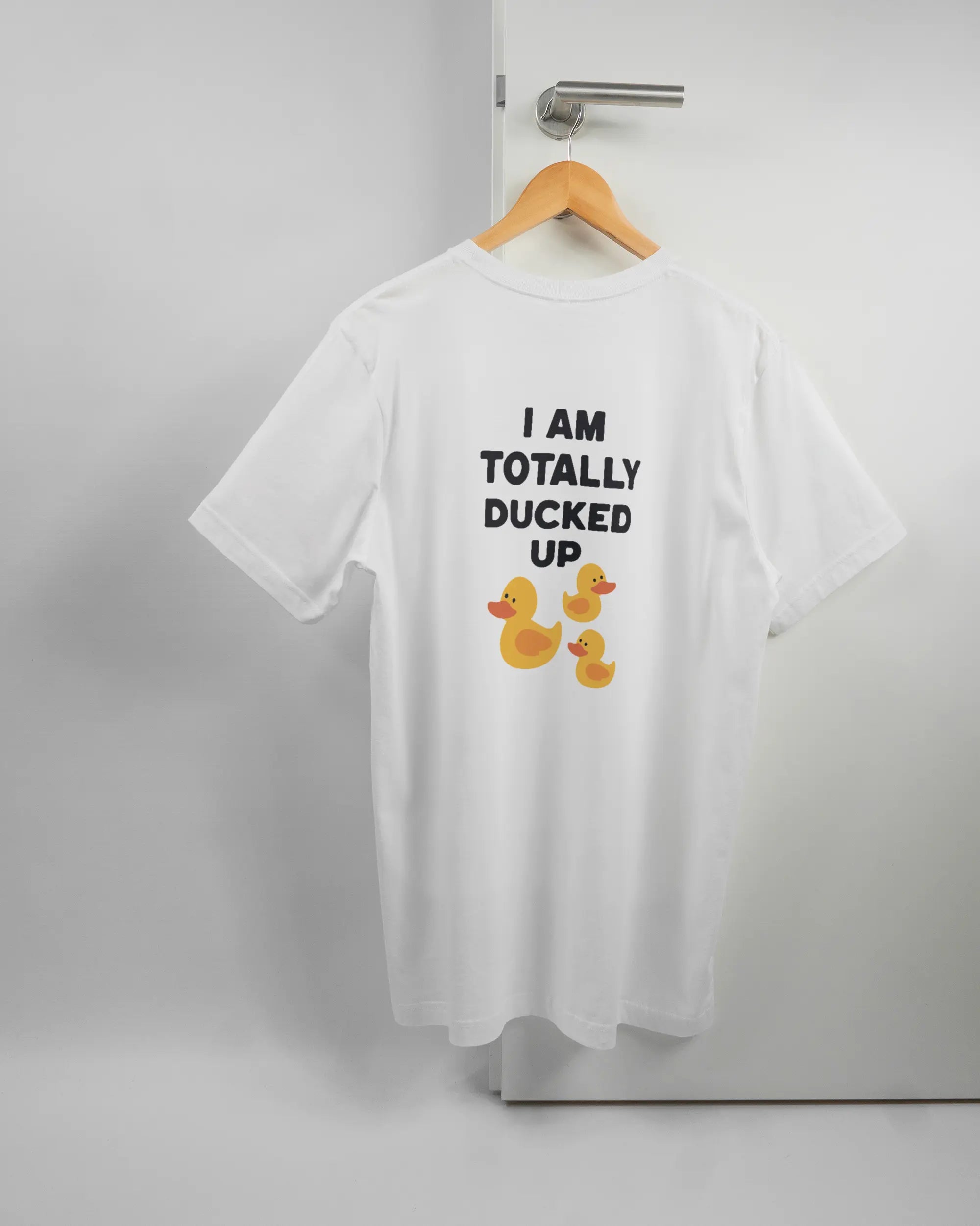Rückseite des Basic Unisex T-Shirt Light von Maondo mit dem Design Ducked Up in der Farbe White und in der Größe L auf einem Bügel an der Türklinke aufgehängt