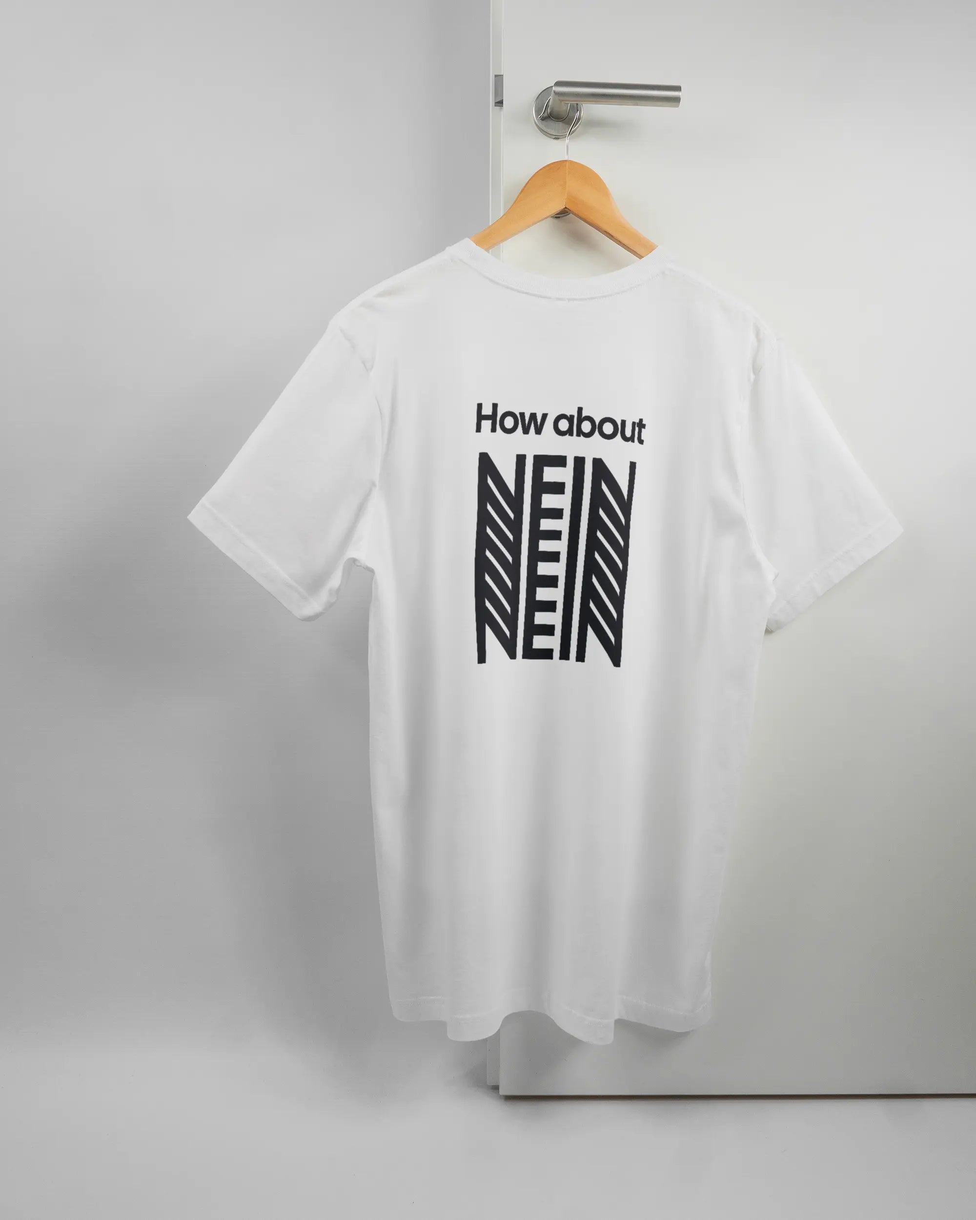 Rückseite des Basic Unisex T-Shirt Light von Maondo mit dem Design How about nein in der Farbe White und in der Größe L auf einem Bügel an der Türklinke aufgehängt