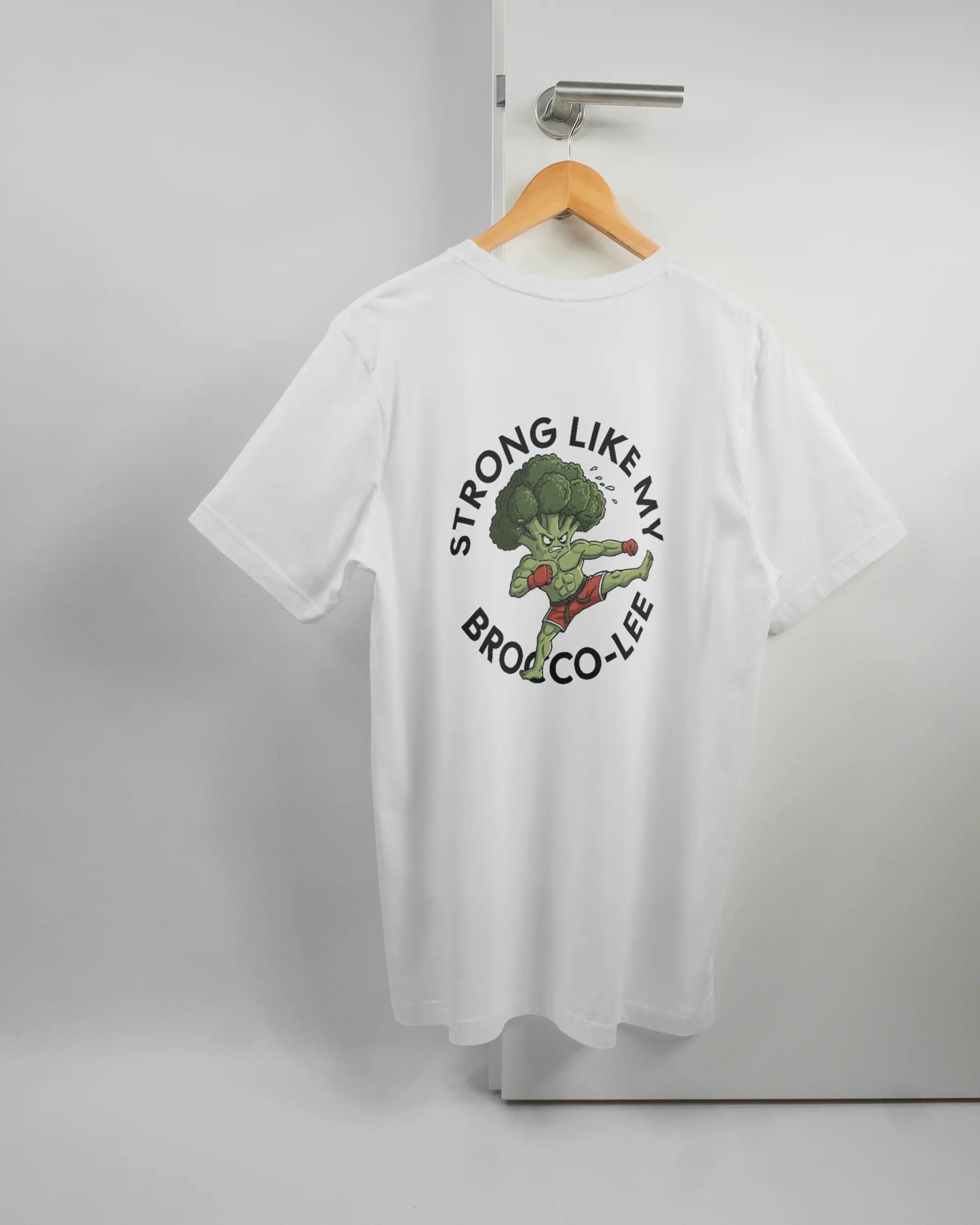 Rückseite des Basic Unisex T-Shirt Light von Maondo mit dem Design Brocco-Lee in der Farbe White und in der Größe L auf einem Bügel an der Türklinke aufgehängt