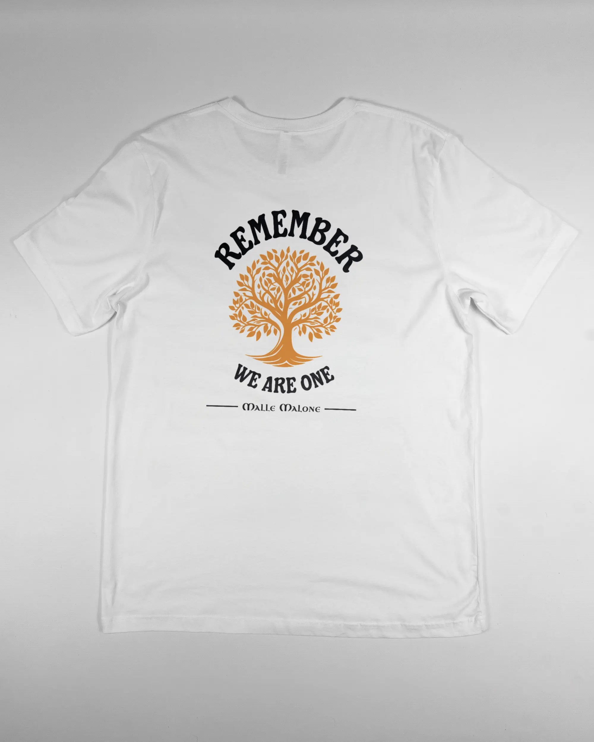 Rückseite des Basic Unisex T-Shirt Light von Maondo mit dem Design We are one in der Farbe White und in der Größe L flach auf den Boden gelegt