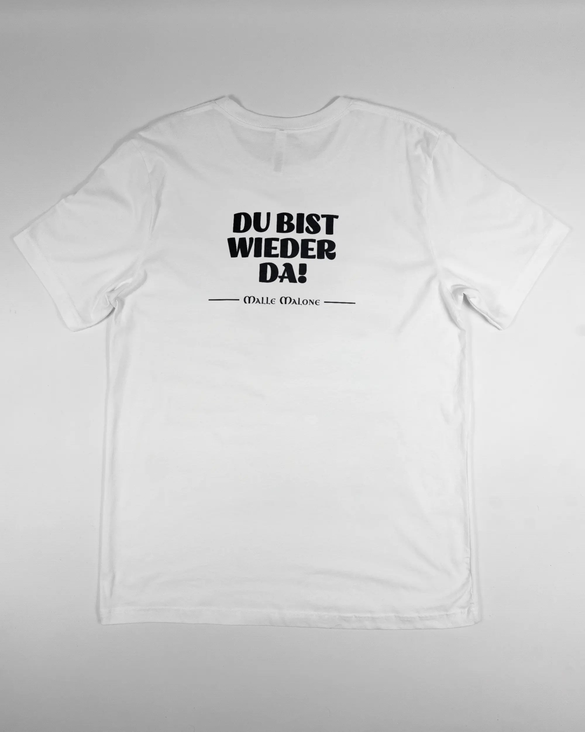 Rückseite des Basic Unisex T-Shirt Light von Maondo mit dem Design Wieder da in der Farbe White und in der Größe L flach auf den Boden gelegt