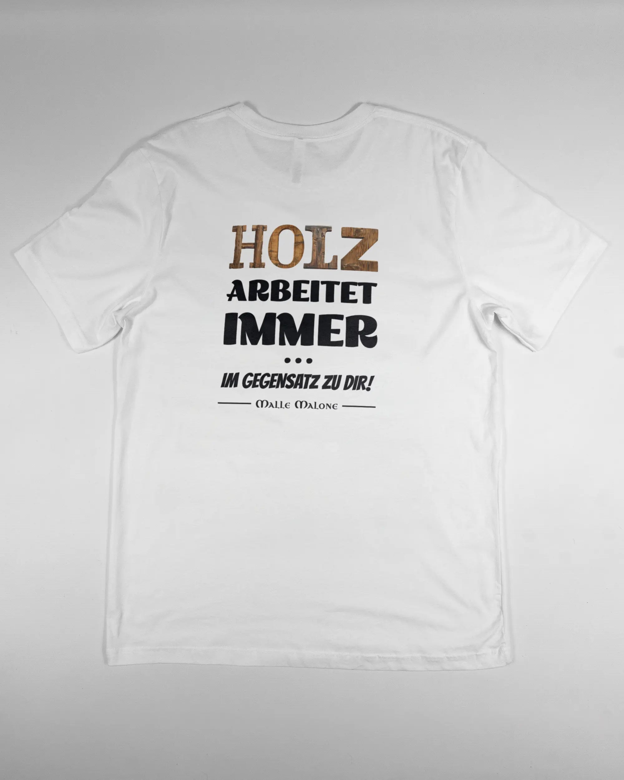 Rückseite des Basic Unisex T-Shirt Light von Maondo mit dem Design Holzarbeit in der Farbe White und in der Größe L flach auf den Boden gelegt