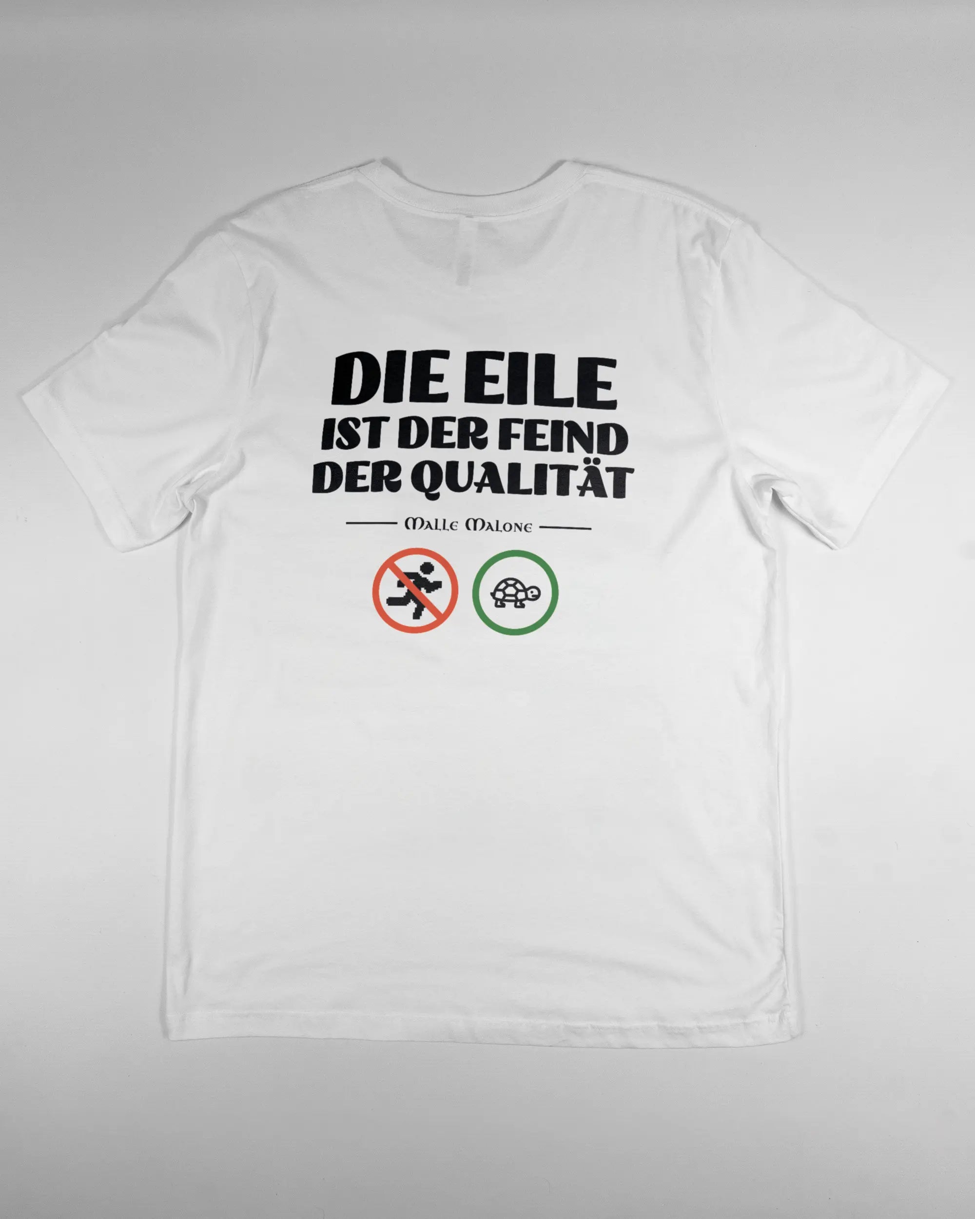 Rückseite des Basic Unisex T-Shirt Light von Maondo mit dem Design Keine Eile in der Farbe White und in der Größe L flach auf den Boden gelegt