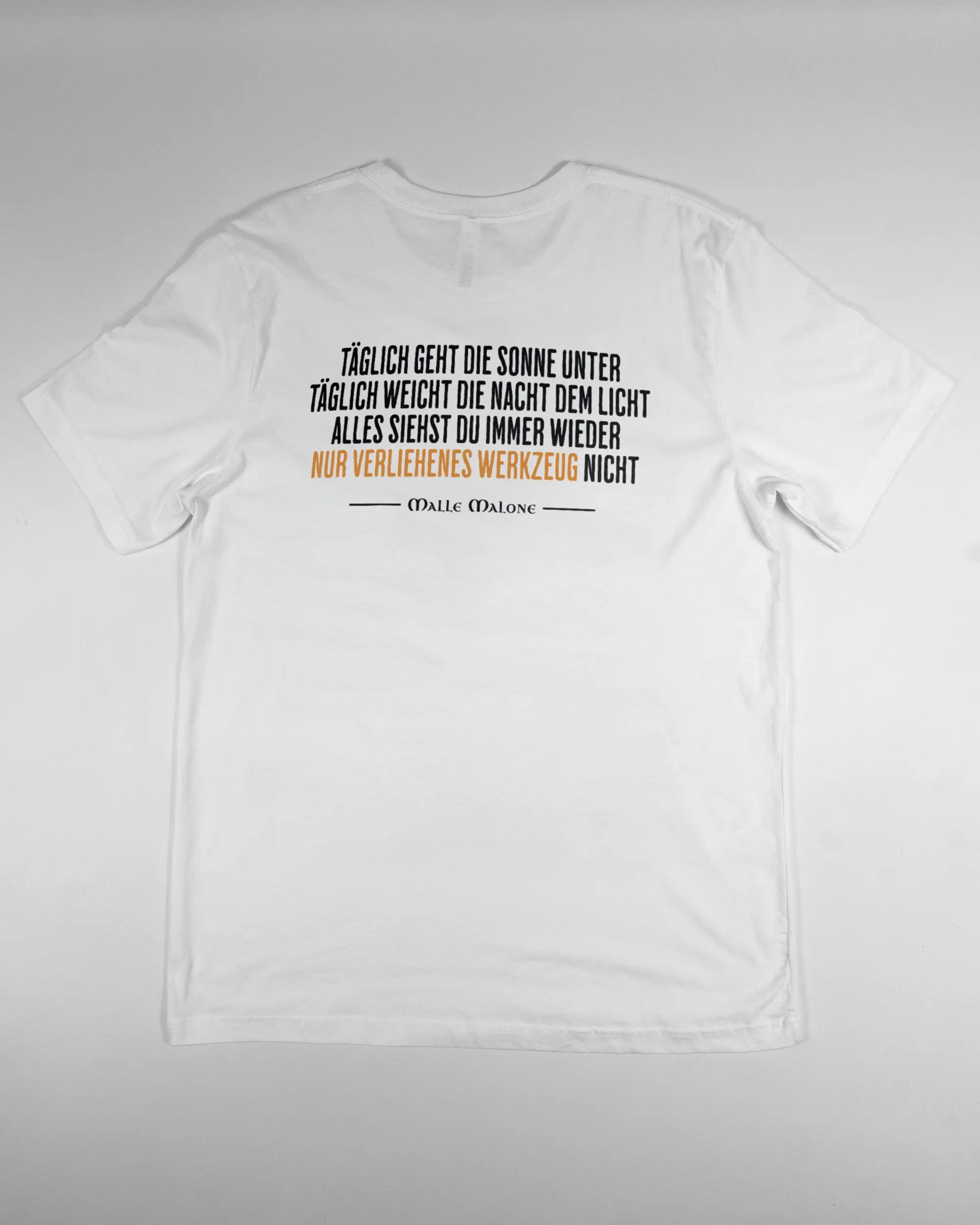 Rückseite des Basic Unisex T-Shirt Light von Maondo mit dem Design Wegzeug in der Farbe White und in der Größe L flach auf den Boden gelegt
