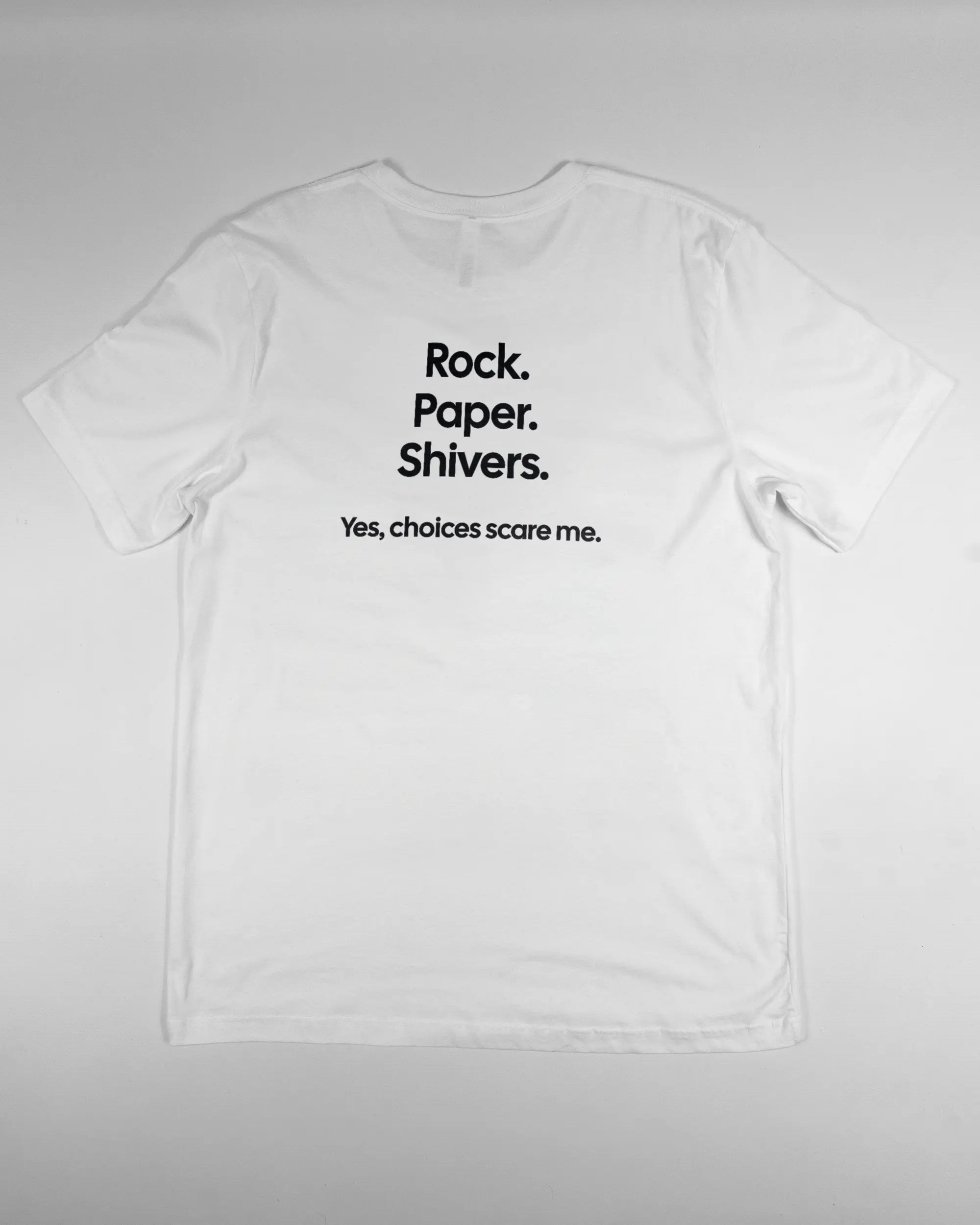 Rückseite des Basic Unisex T-Shirt Light von Maondo mit dem Design Rock Paper Shivers in der Farbe White und in der Größe L flach auf den Boden gelegt