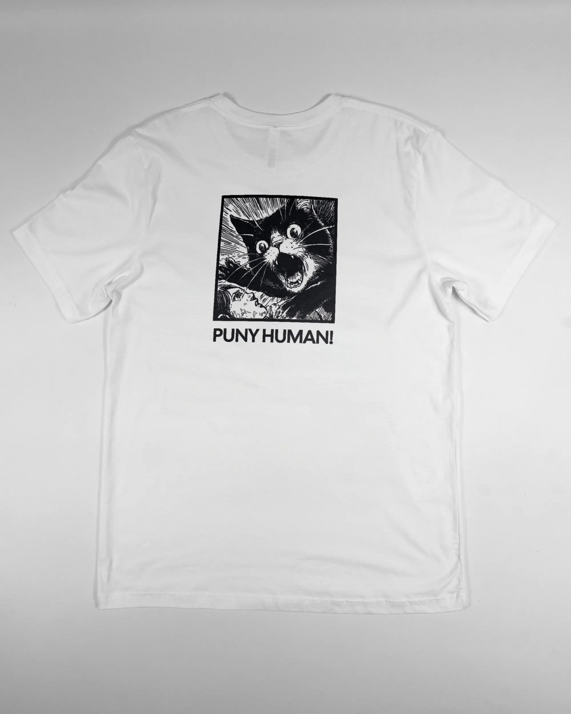 Rückseite des Basic Unisex T-Shirt Light von Maondo mit dem Design Puny Human in der Farbe White und in der Größe L flach auf den Boden gelegt