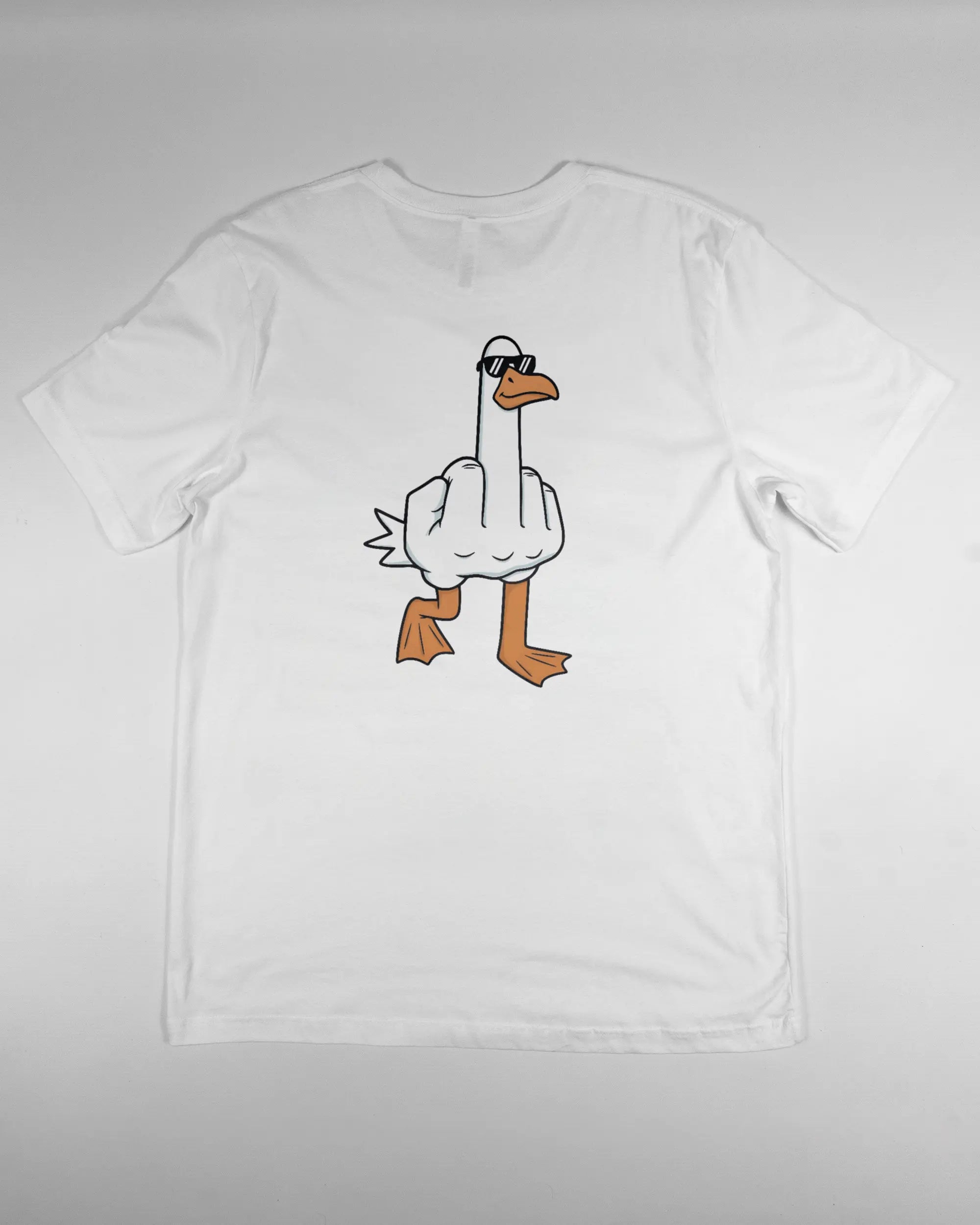 Rückseite des Basic Unisex T-Shirt Light von Maondo mit dem Design I give a duck in der Farbe White und in der Größe L flach auf den Boden gelegt