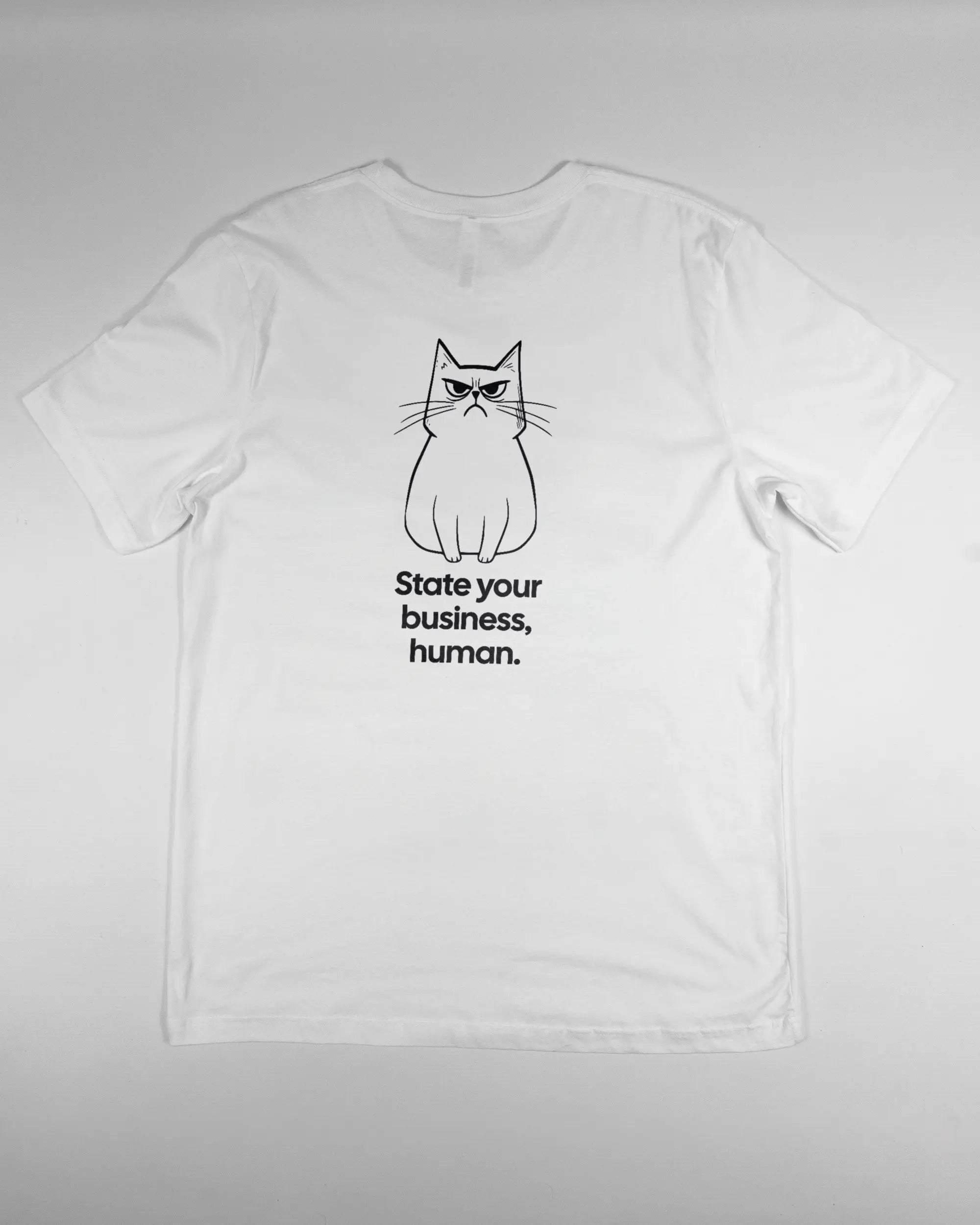 Rückseite des Basic Unisex T-Shirt Light von Maondo mit dem Design Grumpy Purr in der Farbe White und in der Größe L flach auf den Boden gelegt