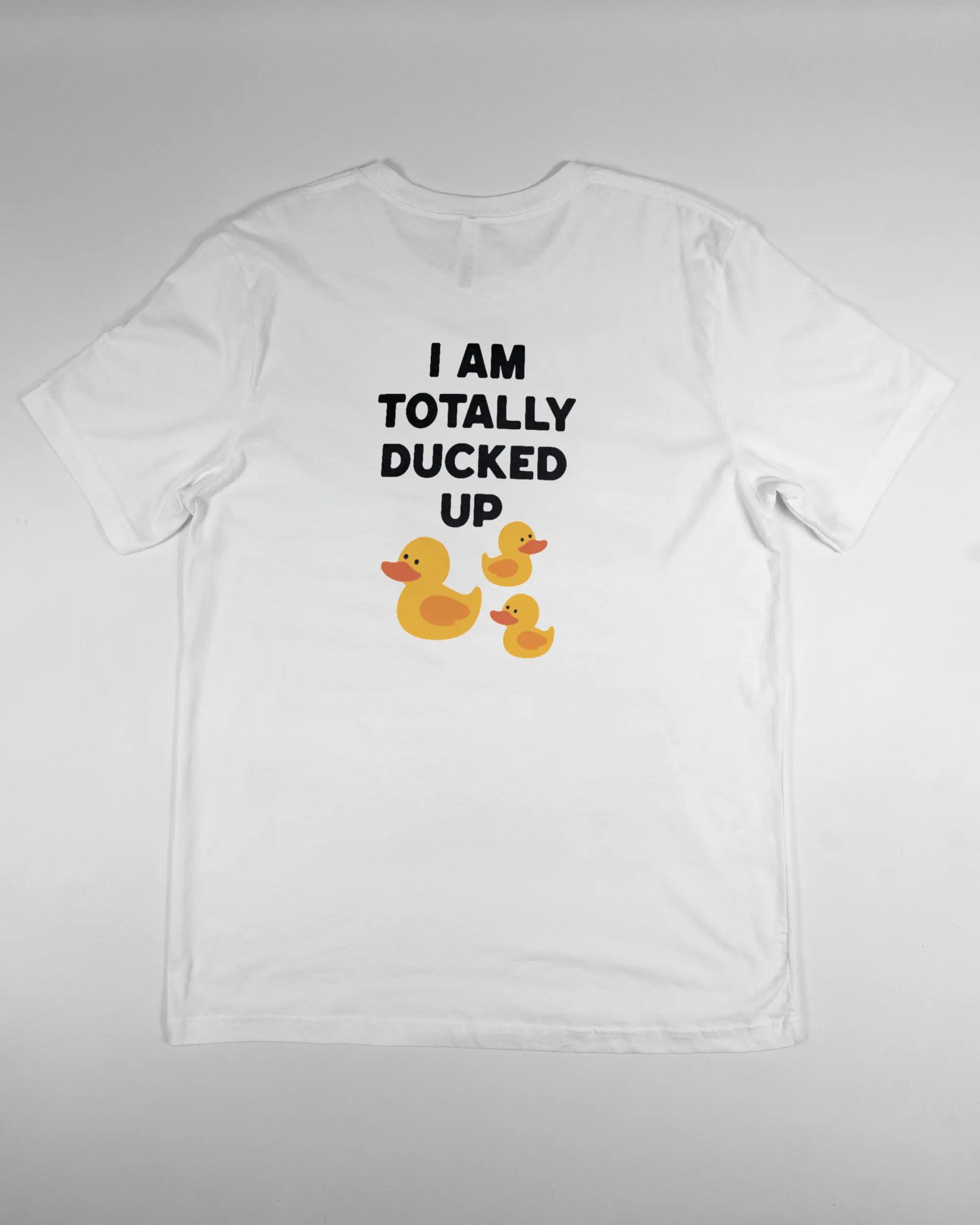 Rückseite des Basic Unisex T-Shirt Light von Maondo mit dem Design Ducked Up in der Farbe White und in der Größe L flach auf den Boden gelegt