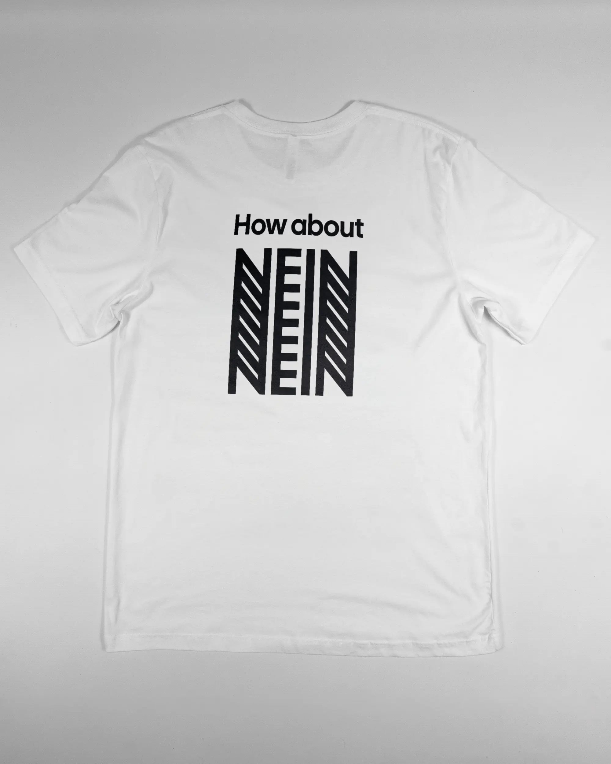 Rückseite des Basic Unisex T-Shirt Light von Maondo mit dem Design How about nein in der Farbe White und in der Größe L flach auf den Boden gelegt