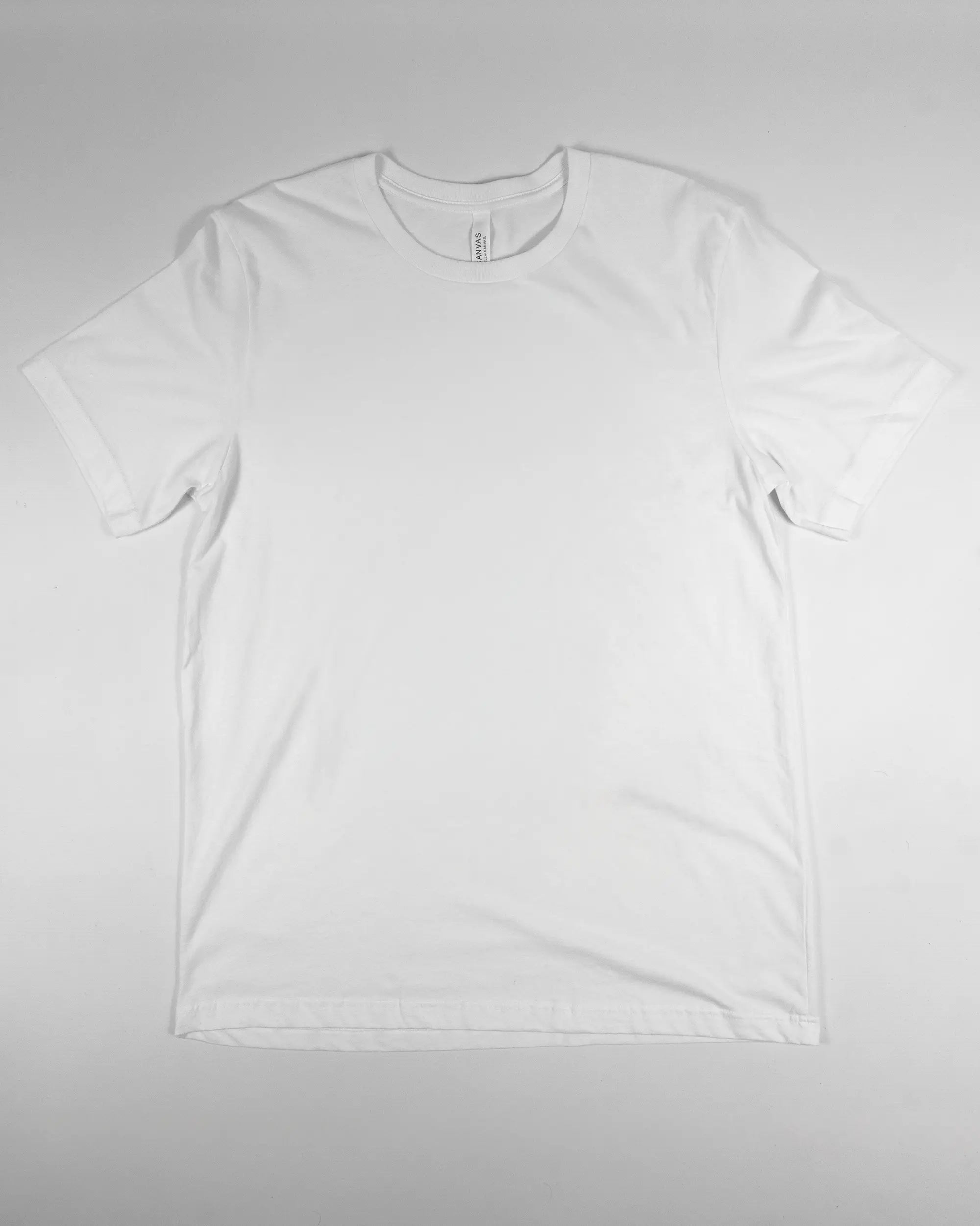 Vorderseite des Basic Unisex T-Shirt Light von Maondo ohne Motiv in der Farbe White und in der Größe L flach auf den Boden gelegt